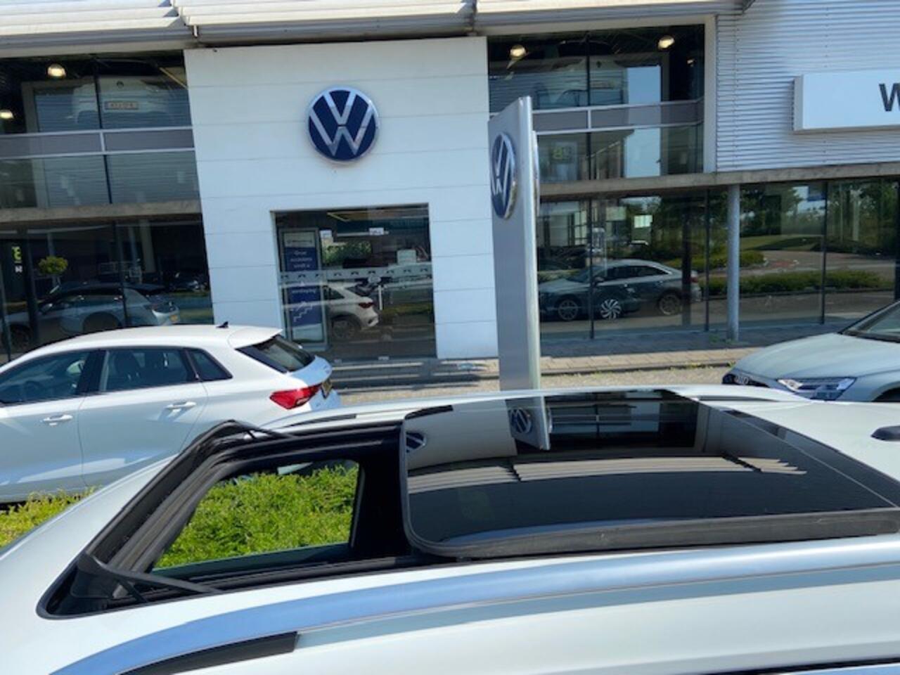 Volkswagen TIGUAN 1.4 TSI eHybrid R-Line Business+ / Panoramadak / 19" LMV / IQ LED Matrix / Navi / Camera / Keyless / APP.Connect / Stuur en Stoelverwarming / Dode Hoek