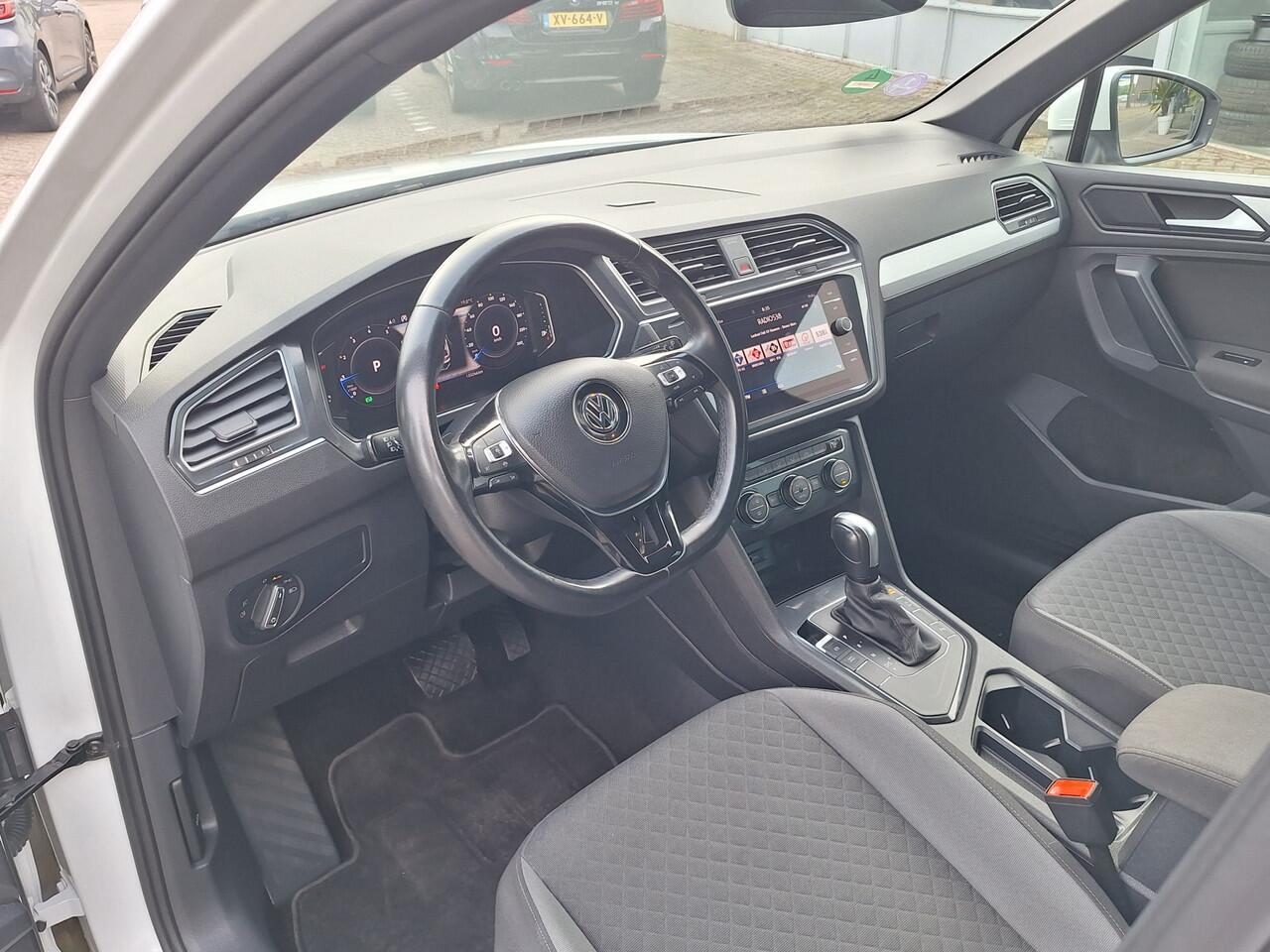 Volkswagen TIGUAN 1.5 TSI ACT R-line Business Navigatie/Trekhaak/ Digitaal Dashboard/ Cruise control/Draadloos oplader Parelmoer wit