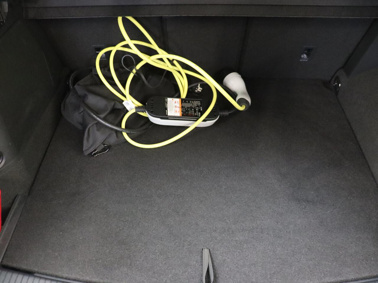 Volkswagen TIGUAN 1.4 TSI eHybrid R-Line | Stoel en Stuurverwarming | Carplay | Adaptive Cruise Control |