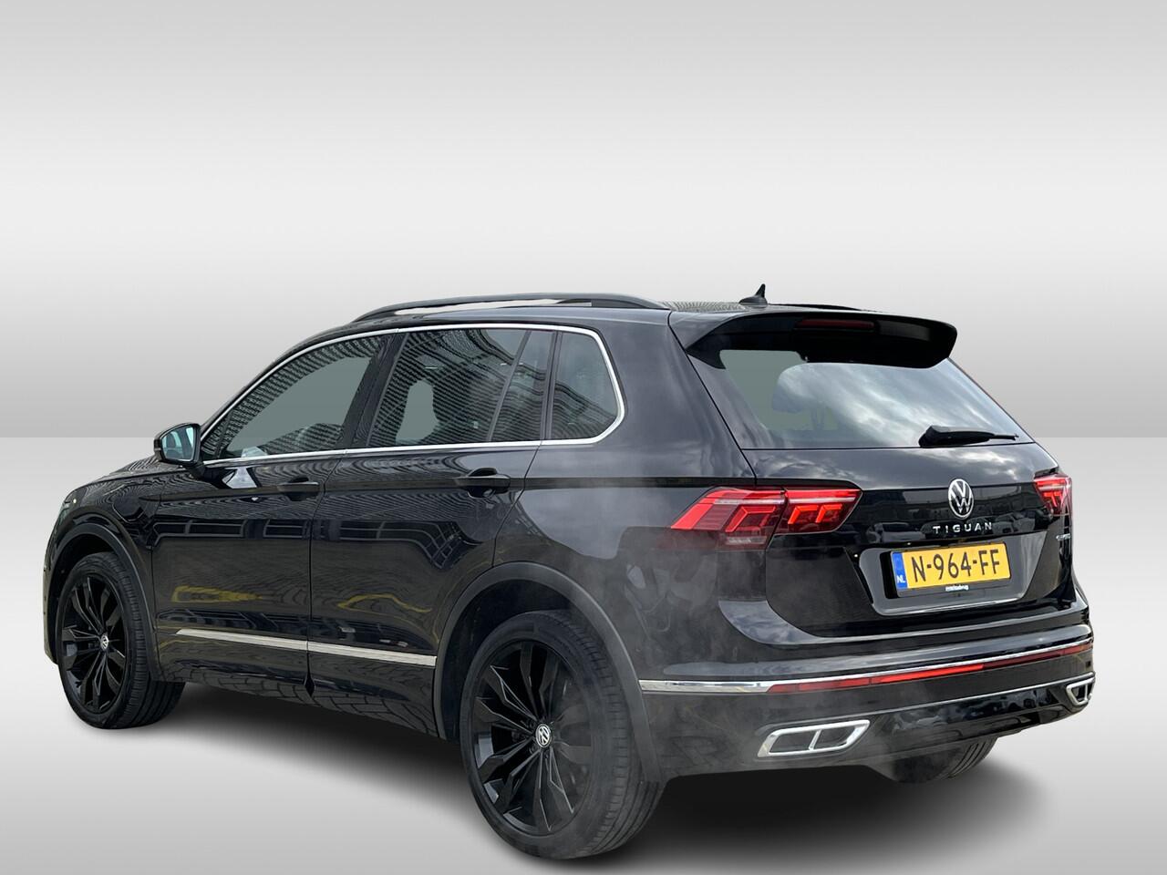 Volkswagen TIGUAN 1.4 TSI eHybrid R-Line Business+ / Pano / Navigatie / App connect / Zwenkbare trekhaak / Camera / Parkeersensoren V+A / **