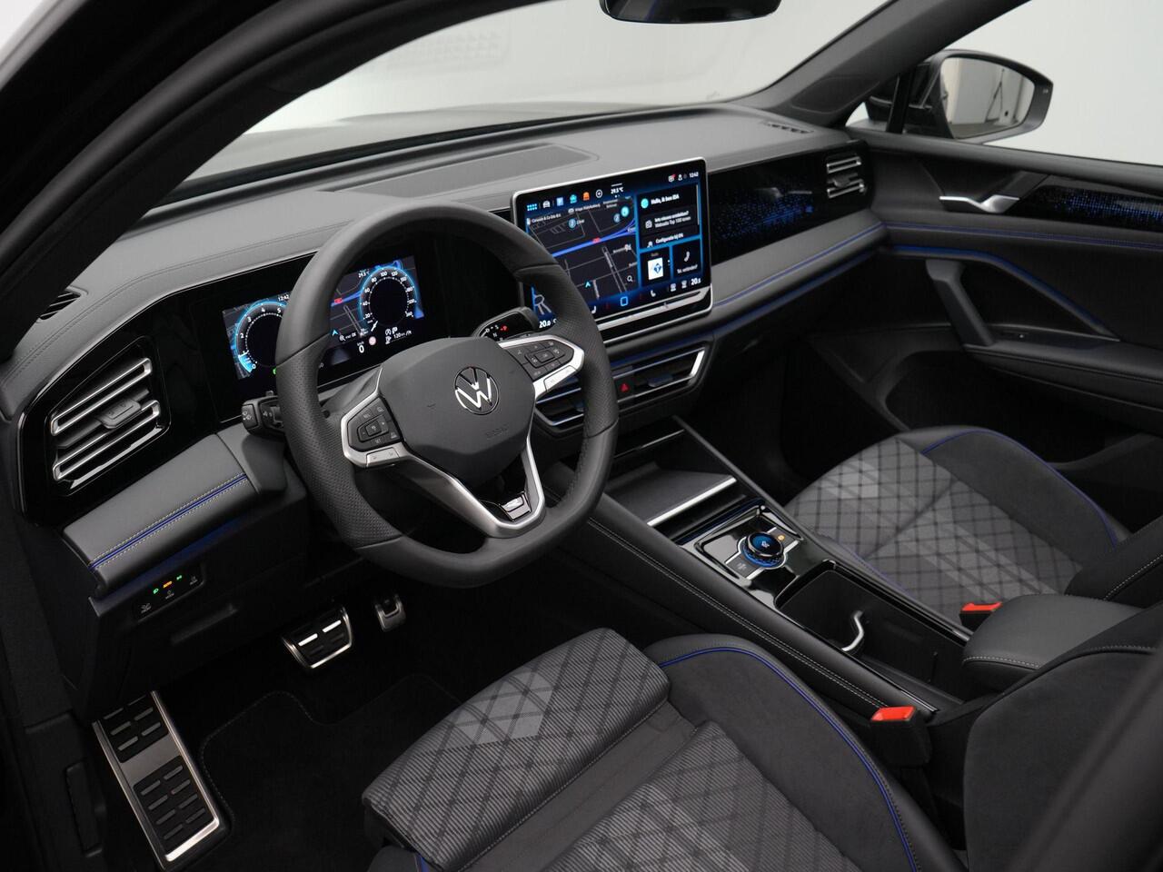 Volkswagen TIGUAN 1.5 eTSI 150 pk DSG R-Line Edition | Panoramadak | Trekhaak | Stuur-/stoelverwarming | Achteruitrijcamera | Massage