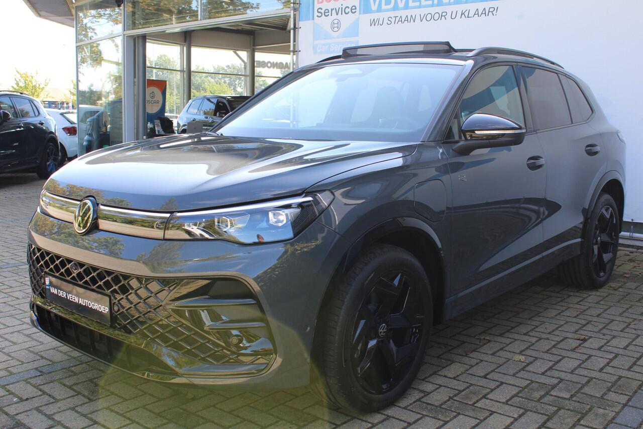 Volkswagen TIGUAN 1.5 eHybrid R-Line Edition | Direct Leverbaar !! | Head-Up Display | Panoramdak | Massage stoelen | 360 Camera | 272 PK | Massage Stoelen | IQ.Lights | Elektrische Kofferklep | Stoel/Stuur Verwarming | Draadloze Telefoonlader | Virtual Cockpit | Adaptive 