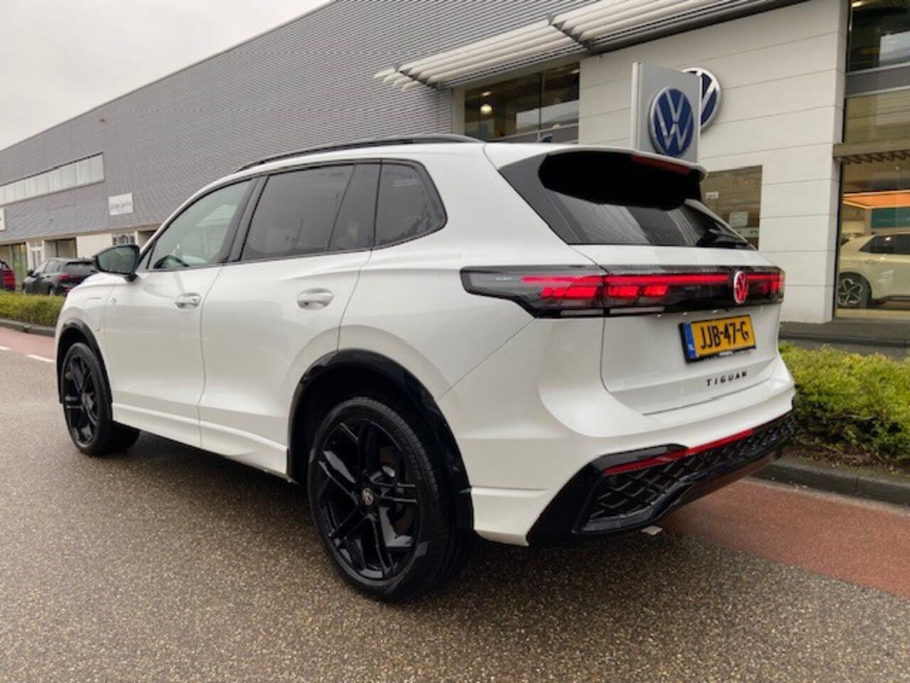 Volkswagen TIGUAN 1.5 eHybrid R-Line Edition / App connect / PANODAK / 20"LMV / 360" CAMERA / Leder interieur / Trekhaak / R-Line