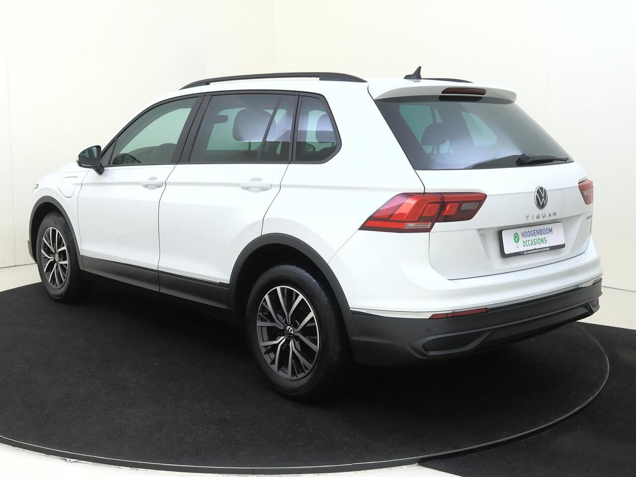 Volkswagen TIGUAN 1.4 TSI eHybrid Life | SoH 92% | Trekhaak | Stoel- en stuurwielverwarming | Adaptieve cruise control | CarPlay | Digital cockpit Pro | Parkeersensoren | 3-zone airco |
