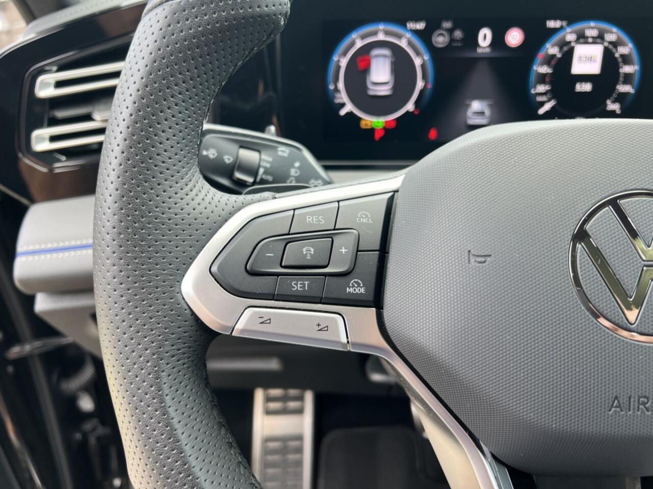 Volkswagen TIGUAN 1.5 eTSI DSG R-Line Blackstyle Pano Trekhaak IQ HUD