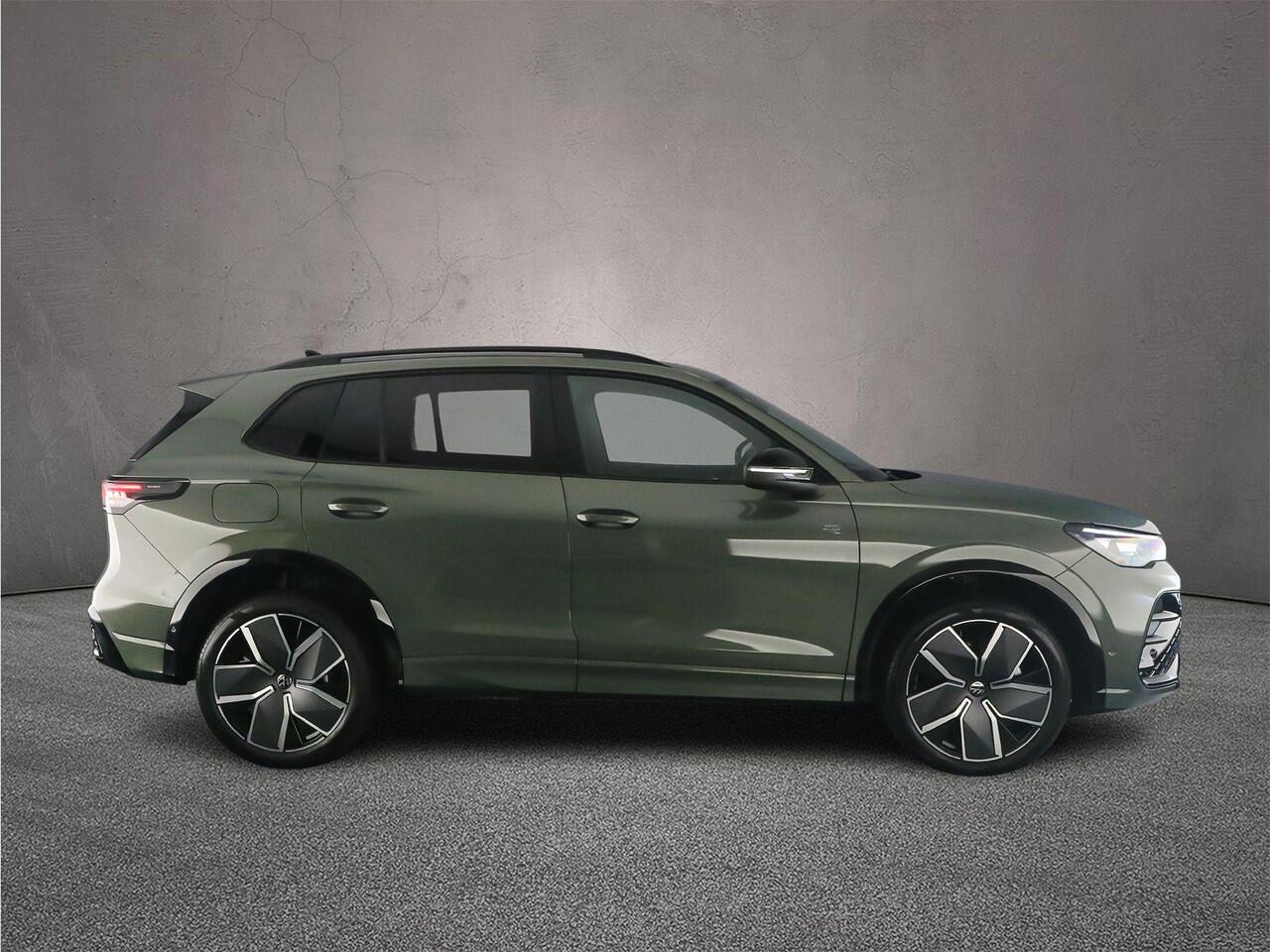 Volkswagen TIGUAN R-Line Edition 1.5 TSI eHybrid 272pk DSG Automaat Trekhaak, Black Style, Panoramadak, Adaptive cruise control, Elektrische achterklep, Navigatie, Achteruitrijcamera