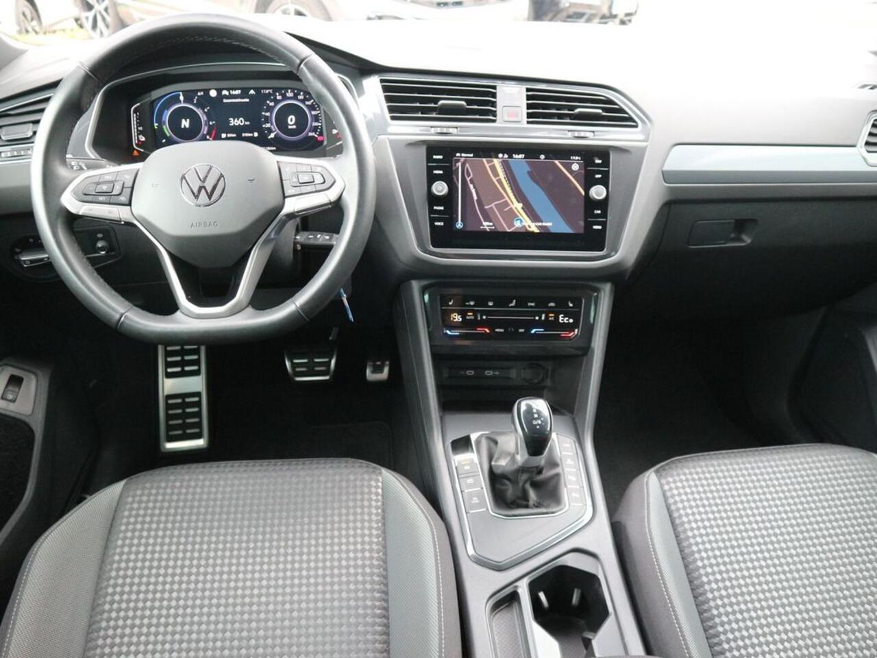 Volkswagen TIGUAN 1.4 TSI eHybrid ACC Trekhaak Matrix LED Head-Up Camera 19 Inch Stoelverwarming