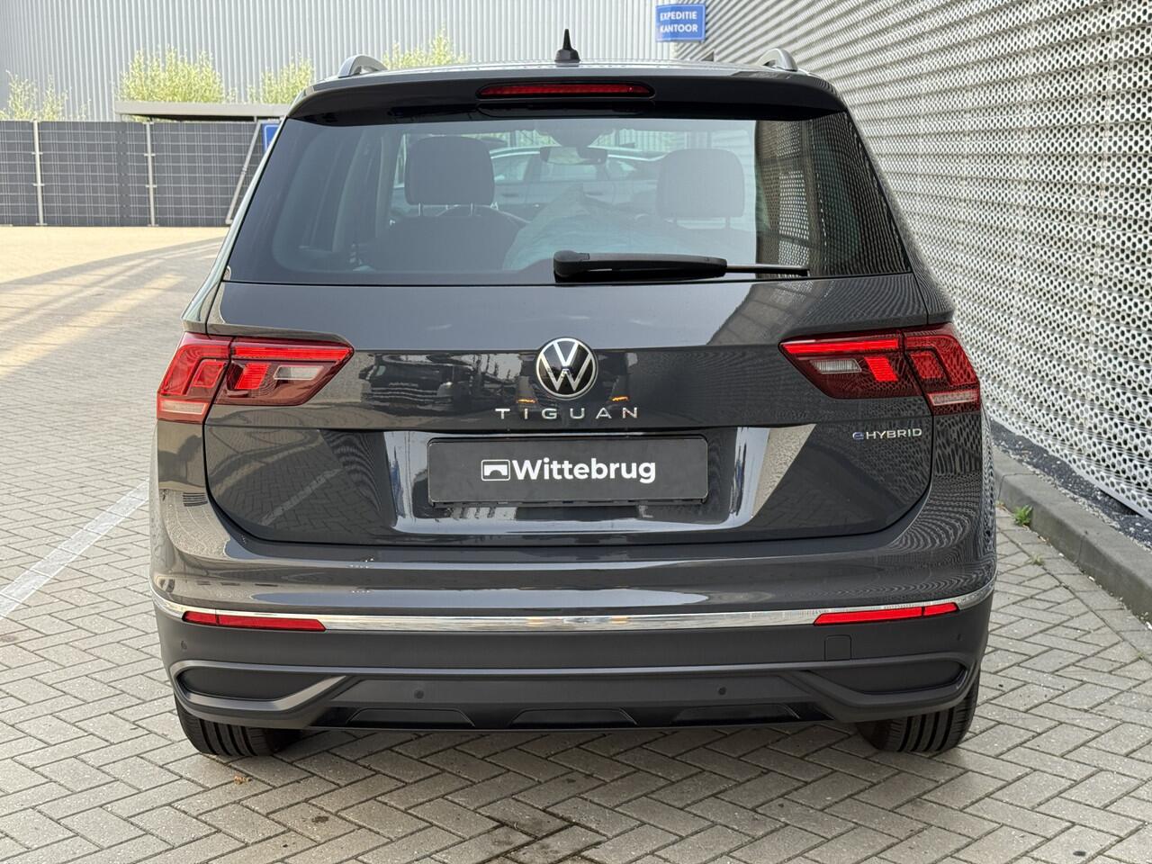 Volkswagen TIGUAN 1.4 TSI 245PK DSG eHybrid Life / Panoramadak / Virtual Cockpit / Elec. Trekhaak / Stuur & Stoelverwarming / LED / Navigatie / 17'' LMV **