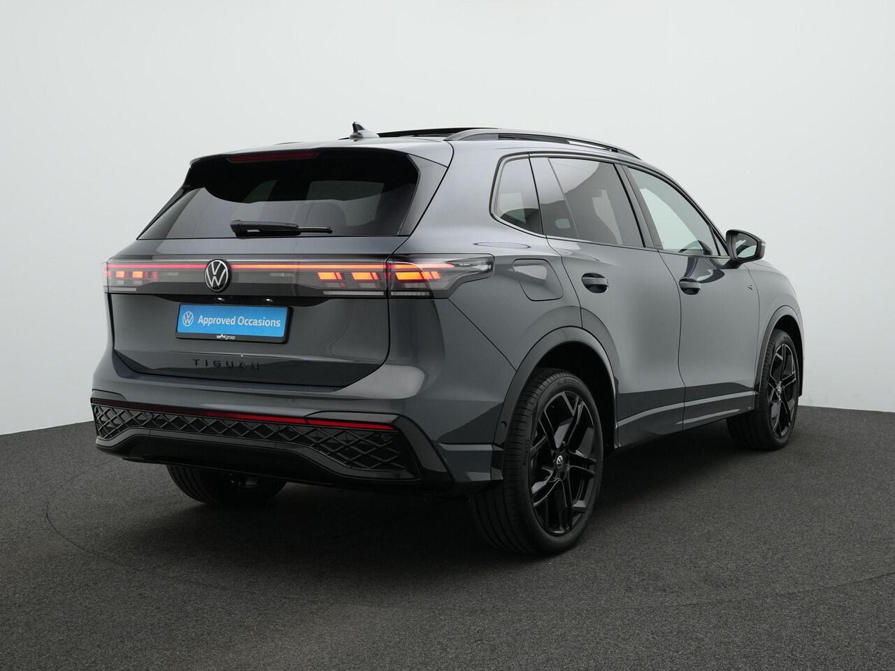 Volkswagen TIGUAN 1.5 eHybrid 204 pk DSG R-Line Edition | Panoramadak | Trekhaak | Adaptive Cruise | Side Assist | Park Assist | 20 inch