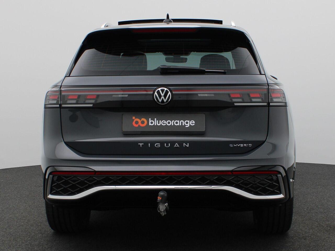 Volkswagen TIGUAN 1.5 eHybrid R-Line Edition 272PK DSG Pano-Schuifdak, Lederen Bekleding, Head-Up Display, 360gr. Camera, Stoelverwarming & Koeling, Matrix-LED Verlichting, Trekhaak, 20" LM Velgen, Adaptieve Cruise Controle,