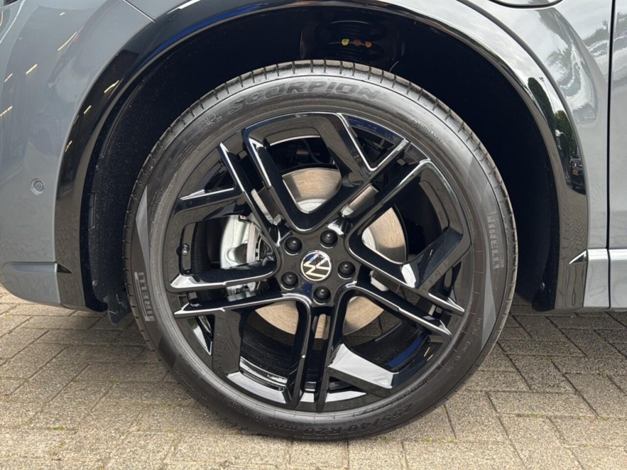 Volkswagen TIGUAN 1.5 TSI EHYBRID 272 PK R-LINE BLACK-OPTIK PANO-DAK/CAMERA/TREKHAAK/NAVI/CARPLAY