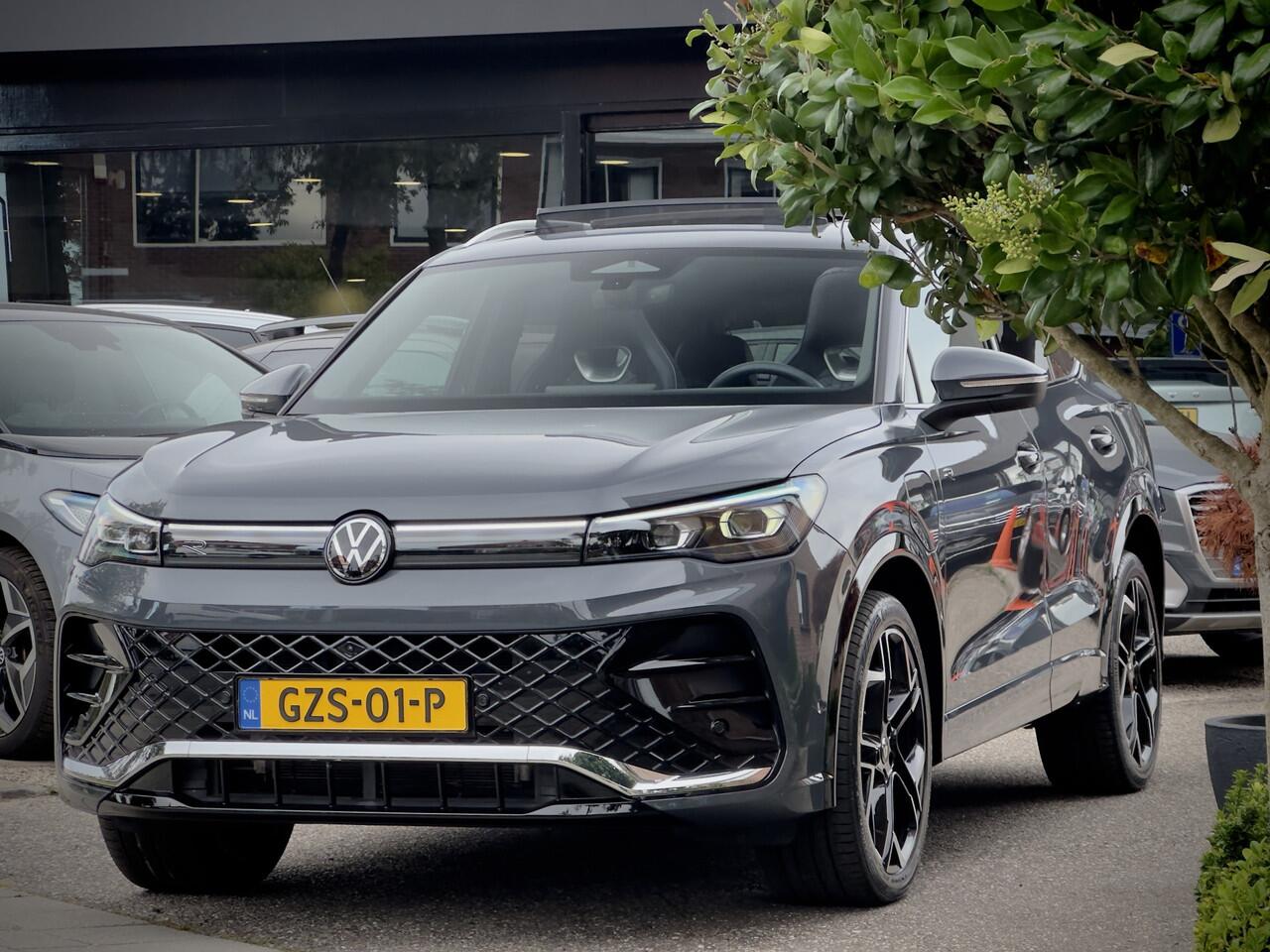 Volkswagen TIGUAN 1.5 eHybrid 272PK AUT6 R-LINE EDITION NWSTE-MODEL!! PANODAK LEDER NAVI CAMERA PARK-ASSIST LED LMV PDC