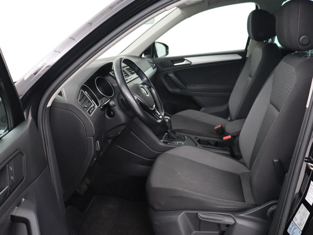 Volkswagen TIGUAN 1.5 TSI Comfortline | Carplay | Adaptive cruise | Navigatie | DAB | Parkeerhulp | Climate control | Bluetooth | Getint glas