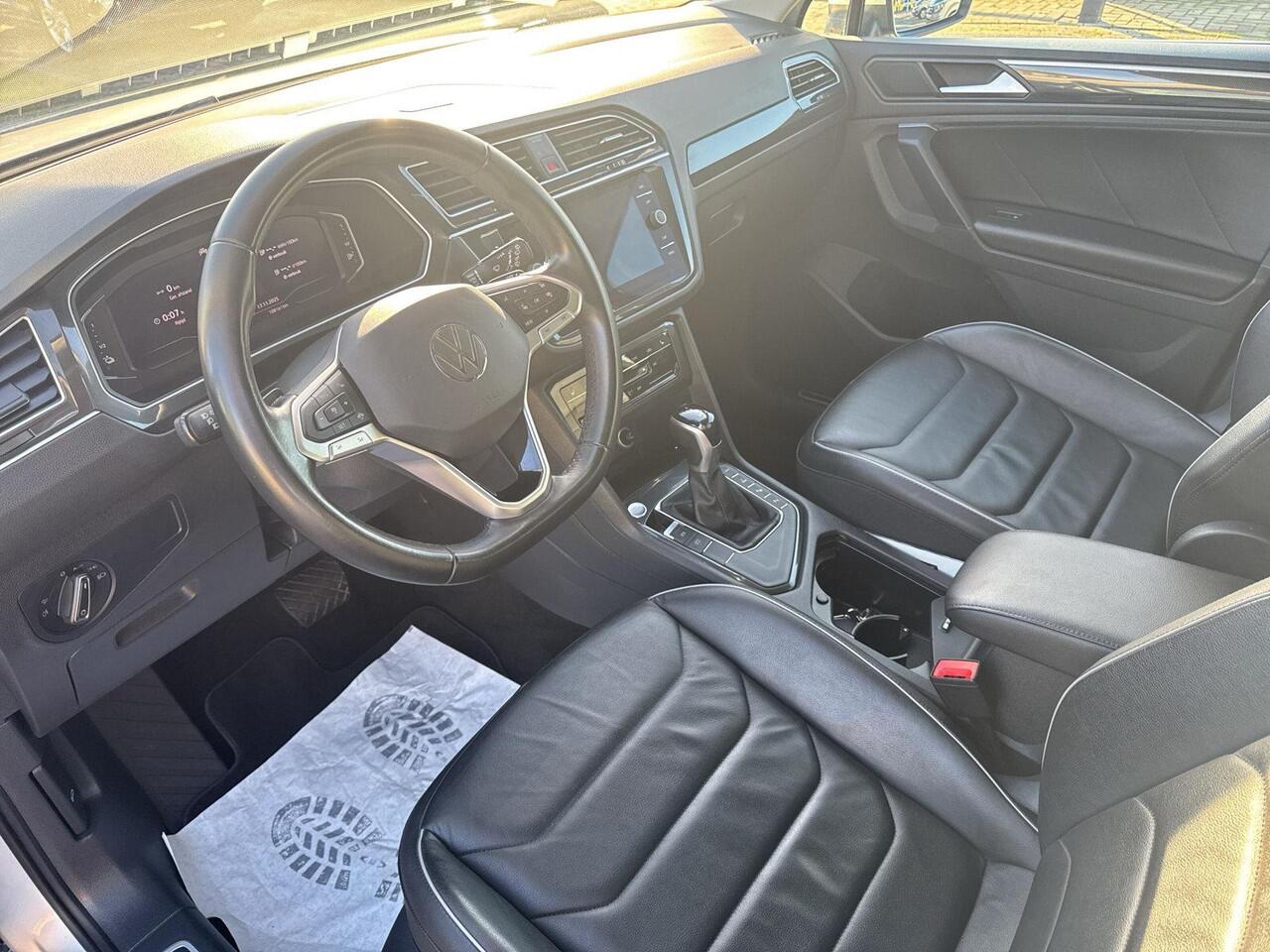 Volkswagen TIGUAN 1.4 TSI eHybrid Elegance 180 kw | SOH 90% | Trekhaak | Leder | PHEV | NAVI | A Camera |