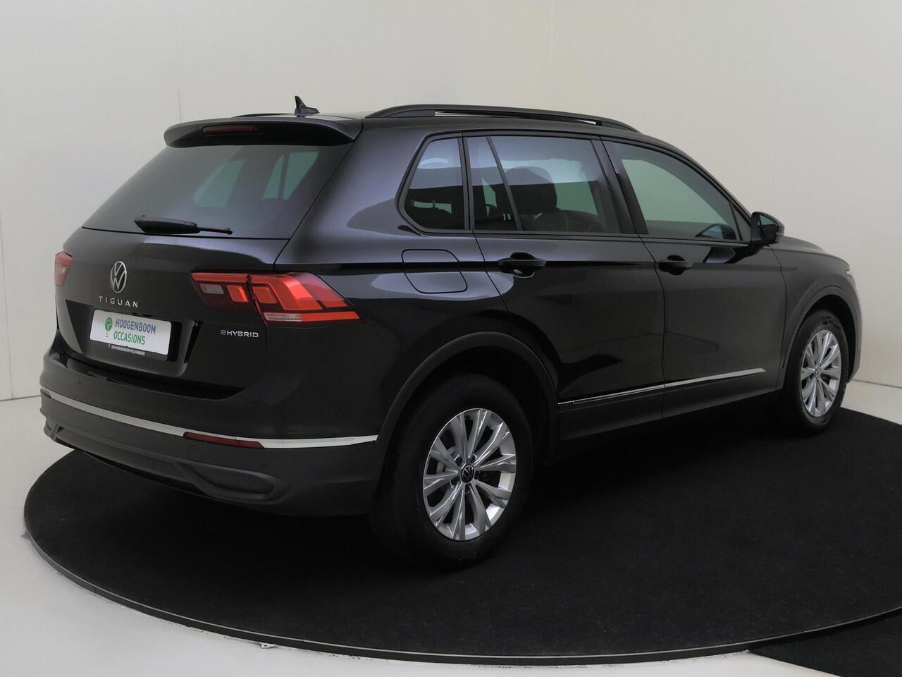 Volkswagen TIGUAN 1.4 TSI eHybrid Life | Panoramadak | Achteruitrijcamera | Stoel- en stuurwielverwarming | 3-zone airco | Navigatie | Digital cockpit Pro | Adaptieve cruise control |