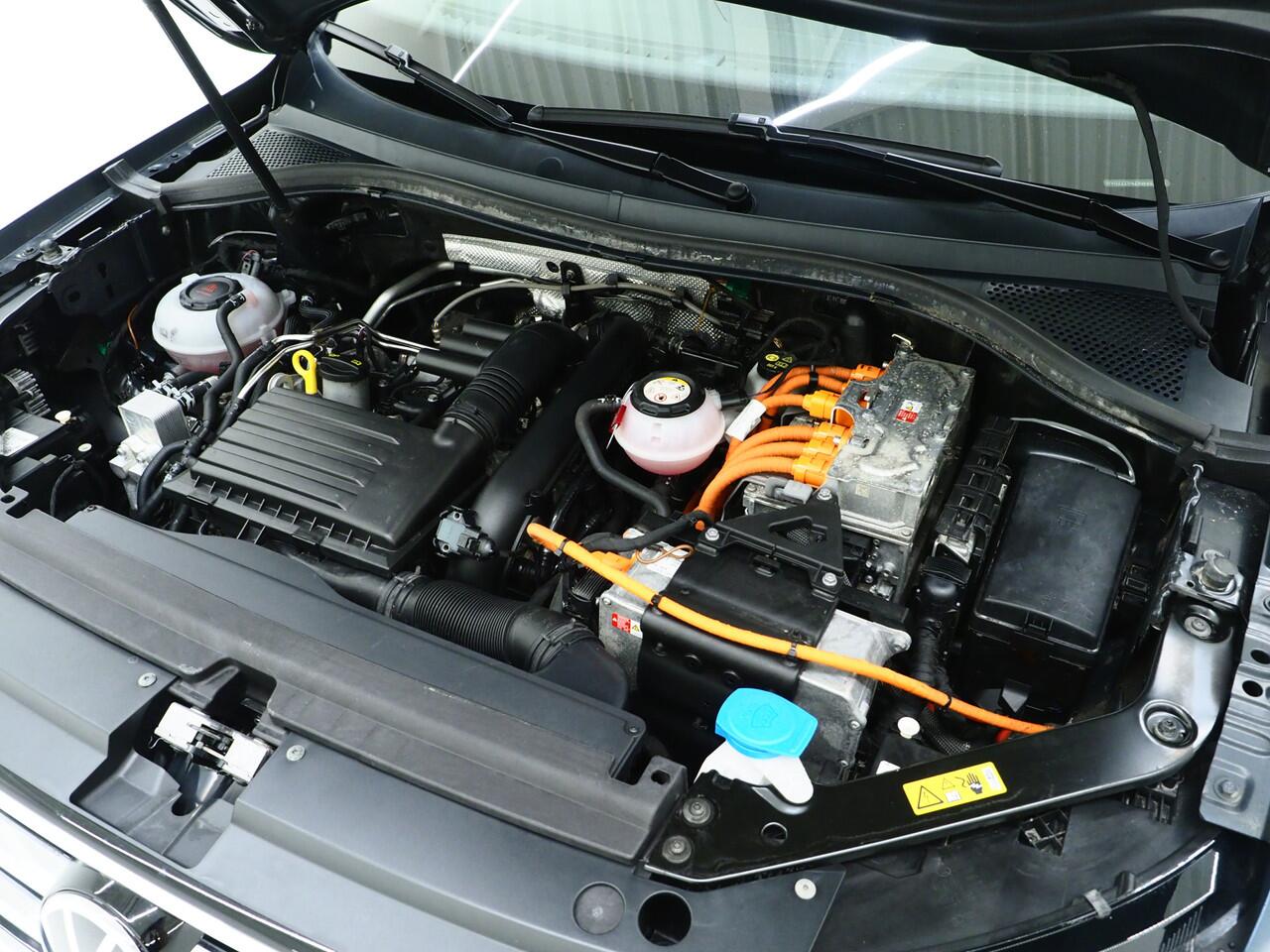 Volkswagen TIGUAN 1.4 TSI eHybrid Elegance | Panoramadak | Trekhaak | Adaptive Cruise | Virtual | Camera | Carplay