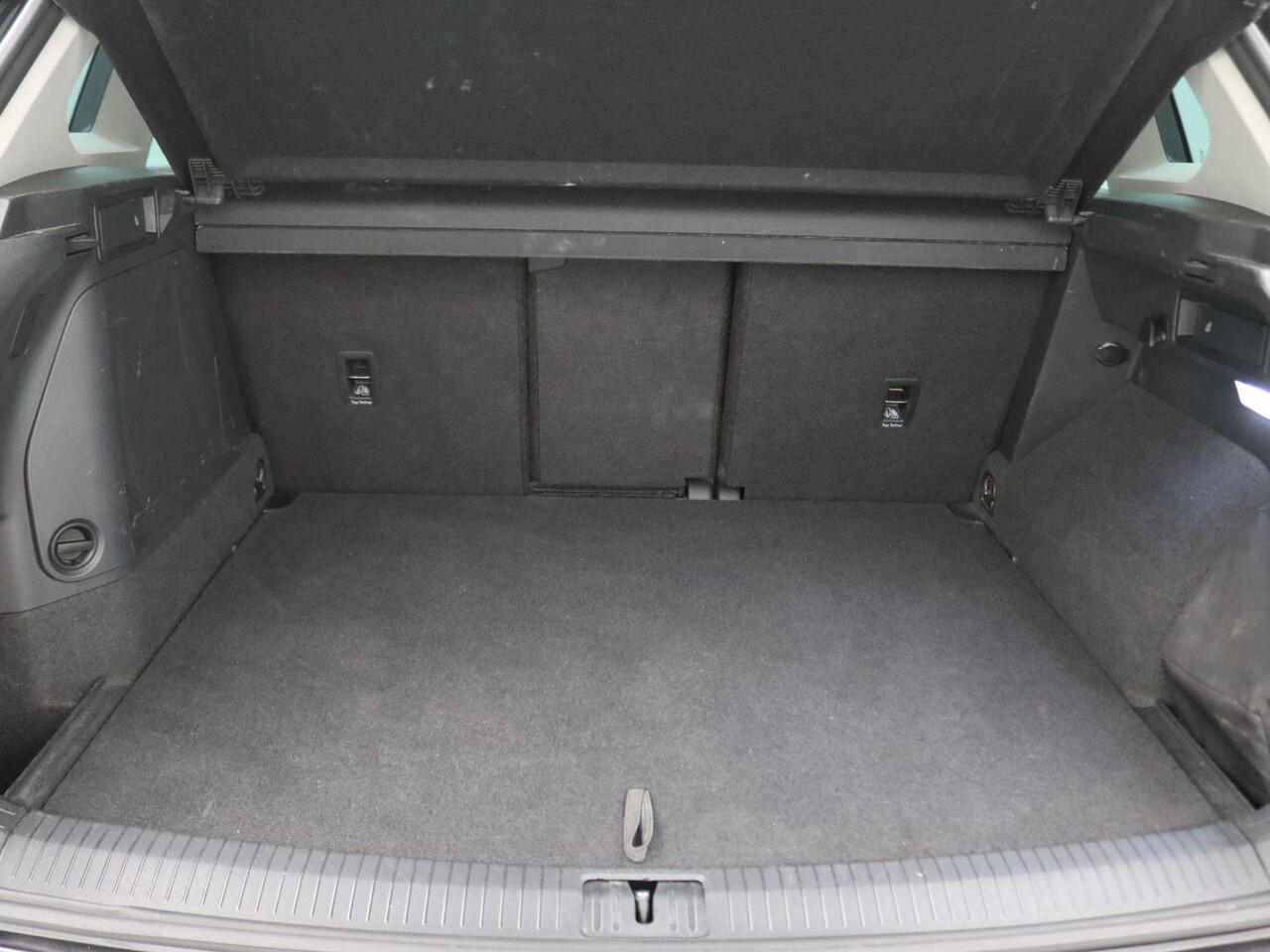 Volkswagen TIGUAN 1.4 TSI eHybrid Elegance 245PK DSG Pano-Schuifdak, Matrix Led, Adaptive Cruise Control, Achteruitrijcamera, Keyless, Side Assist, Elek. Bedienbare Achterklep, 18" LM Velgen