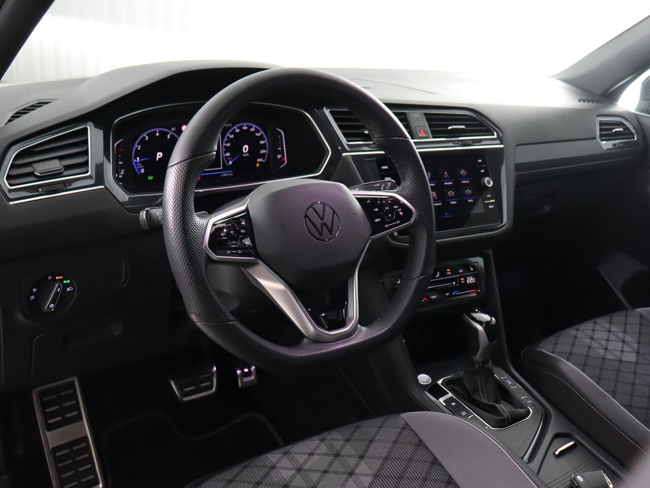 Volkswagen TIGUAN Allspace 1.5 TSI R-Line Business+ (NL-Auto / Elek. Trekhaak / Matrix / Camera / ACC)