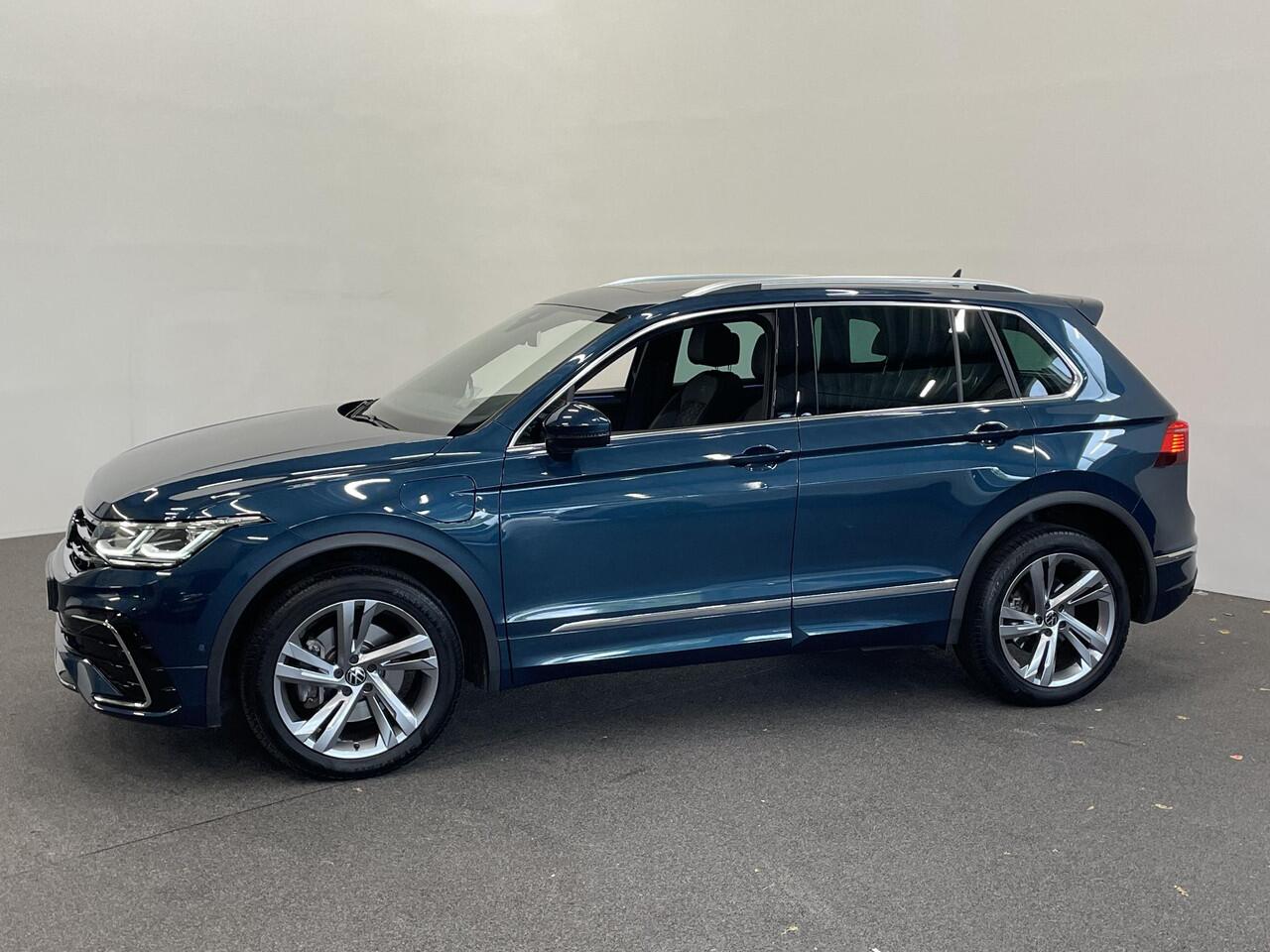 Volkswagen TIGUAN 1.4 TSI eHybrid 245pk DSG R-Line Platinum Panoramadak Trekhaak Navigatie Apple Carplay/Android Auto Camera Parkeersensoren Adaptive Cruise Control Matrix Ledverlichting Stoel- en stuurverwarming Climate Control