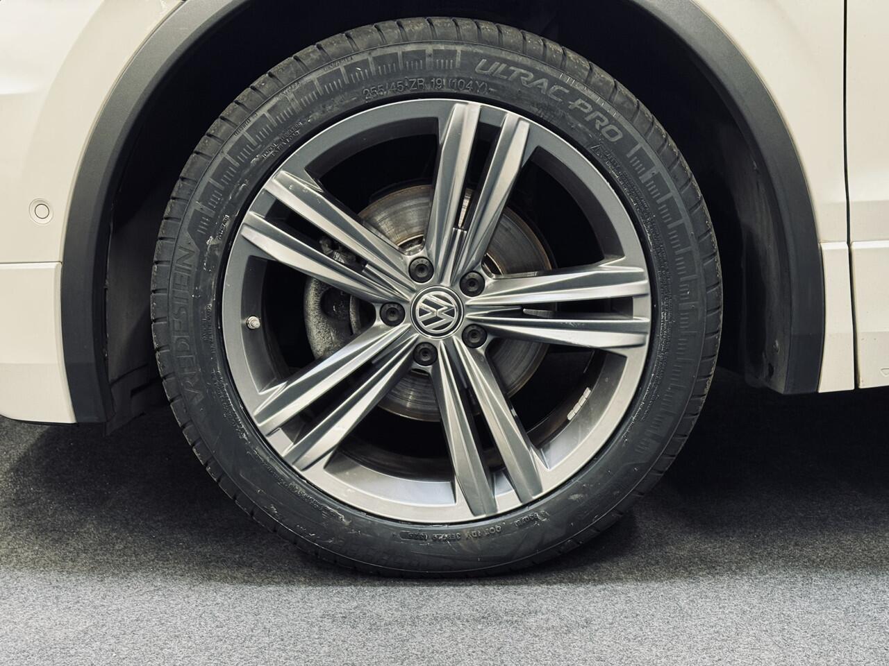 Volkswagen TIGUAN 1.5 TSI ACT Highline R-Line | Panorama | Leder | Trekhaak