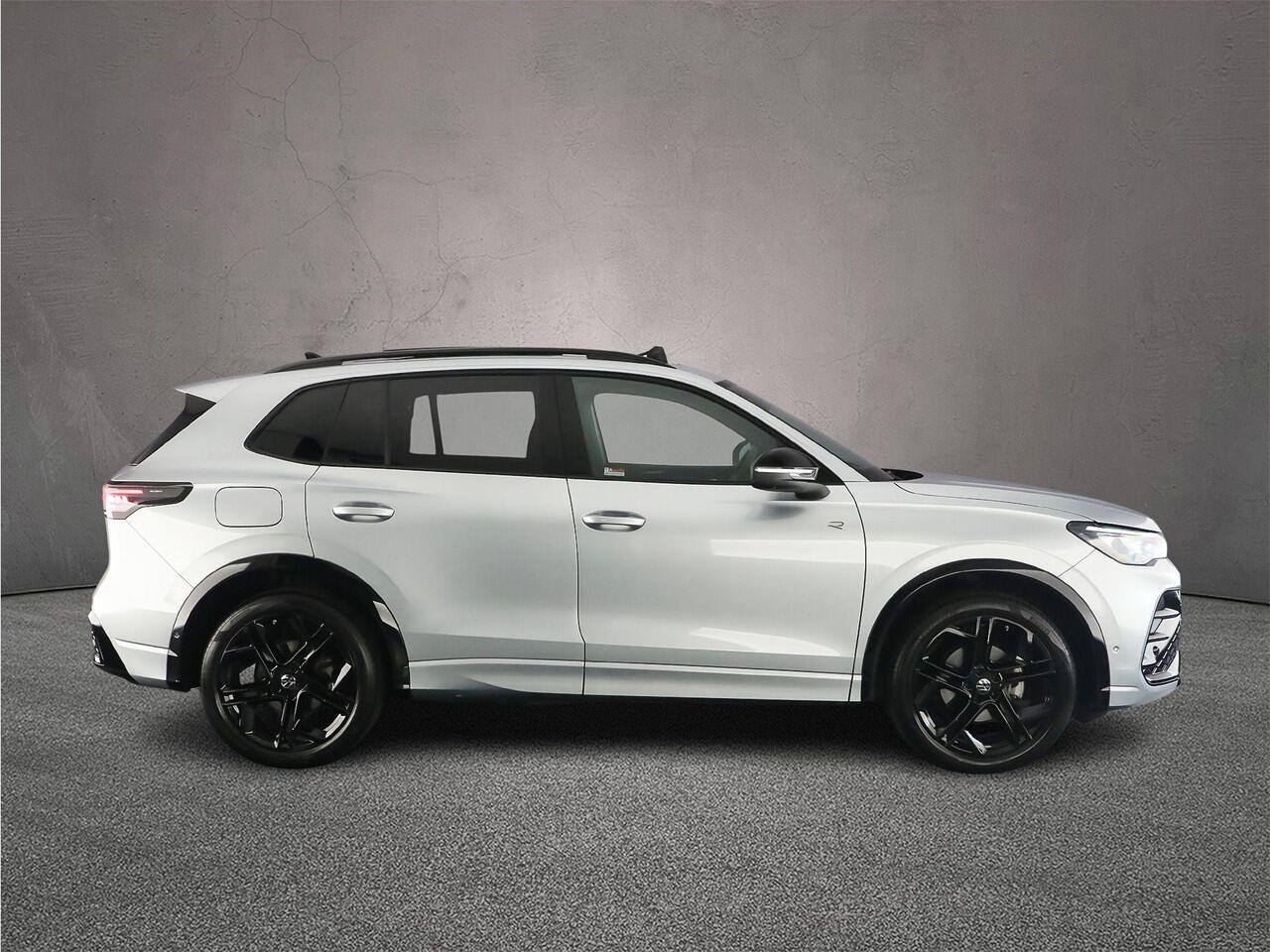 Volkswagen TIGUAN R-Line Edition 1.5 eTSI 150pk DSG Automaat Trekhaak, Panoramadak, Black Style, 360 camera, Adaptive cruise control, Achteruitrijcamera, Elektrische achterklep