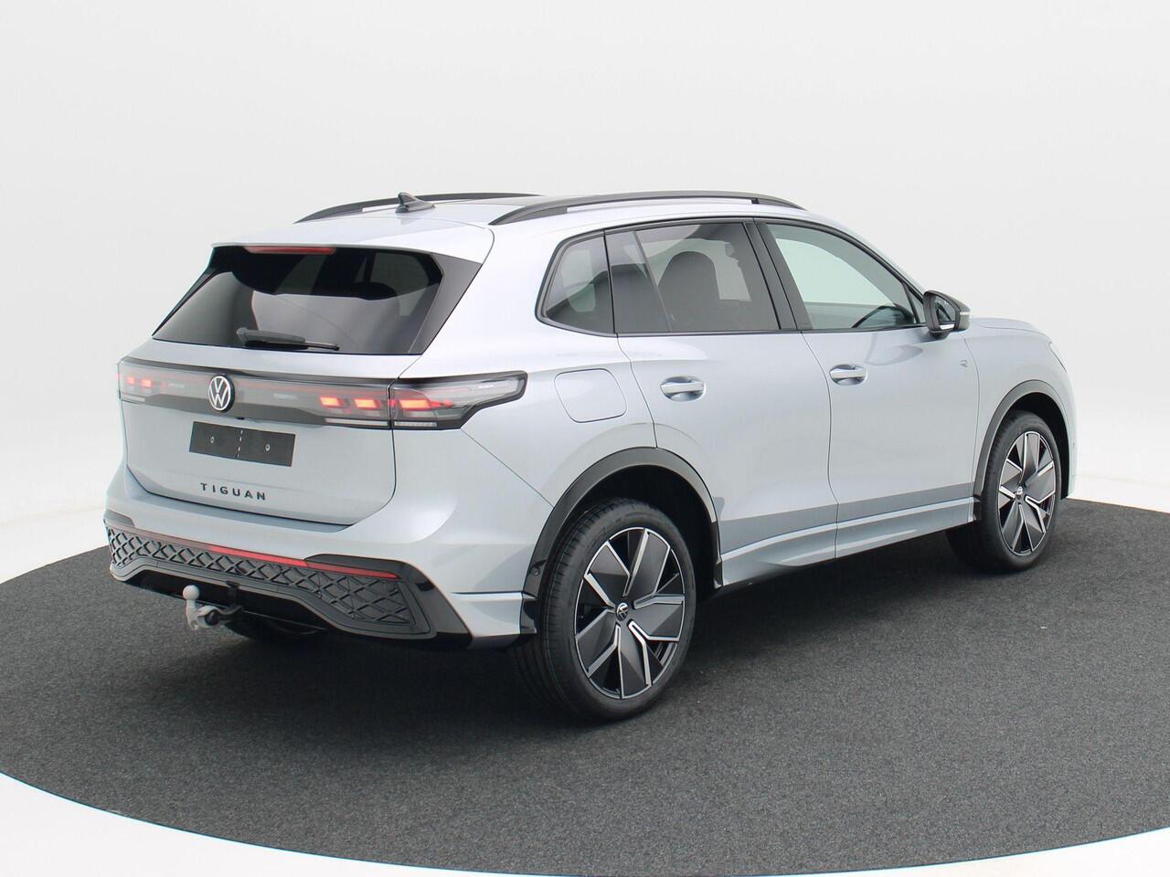 Volkswagen TIGUAN R-Line Edition 1.5 eHybrid 204 PK | Trekhaak | Panoramadak | Adaptief Onderstel | Black Style |