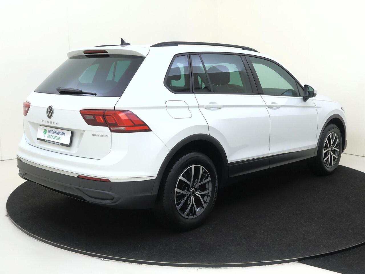 Volkswagen TIGUAN 1.4 TSI eHybrid Life | SoH 92% | Trekhaak | Stoel- en stuurwielverwarming | Adaptieve cruise control | CarPlay | Digital cockpit Pro | Parkeersensoren | 3-zone airco |