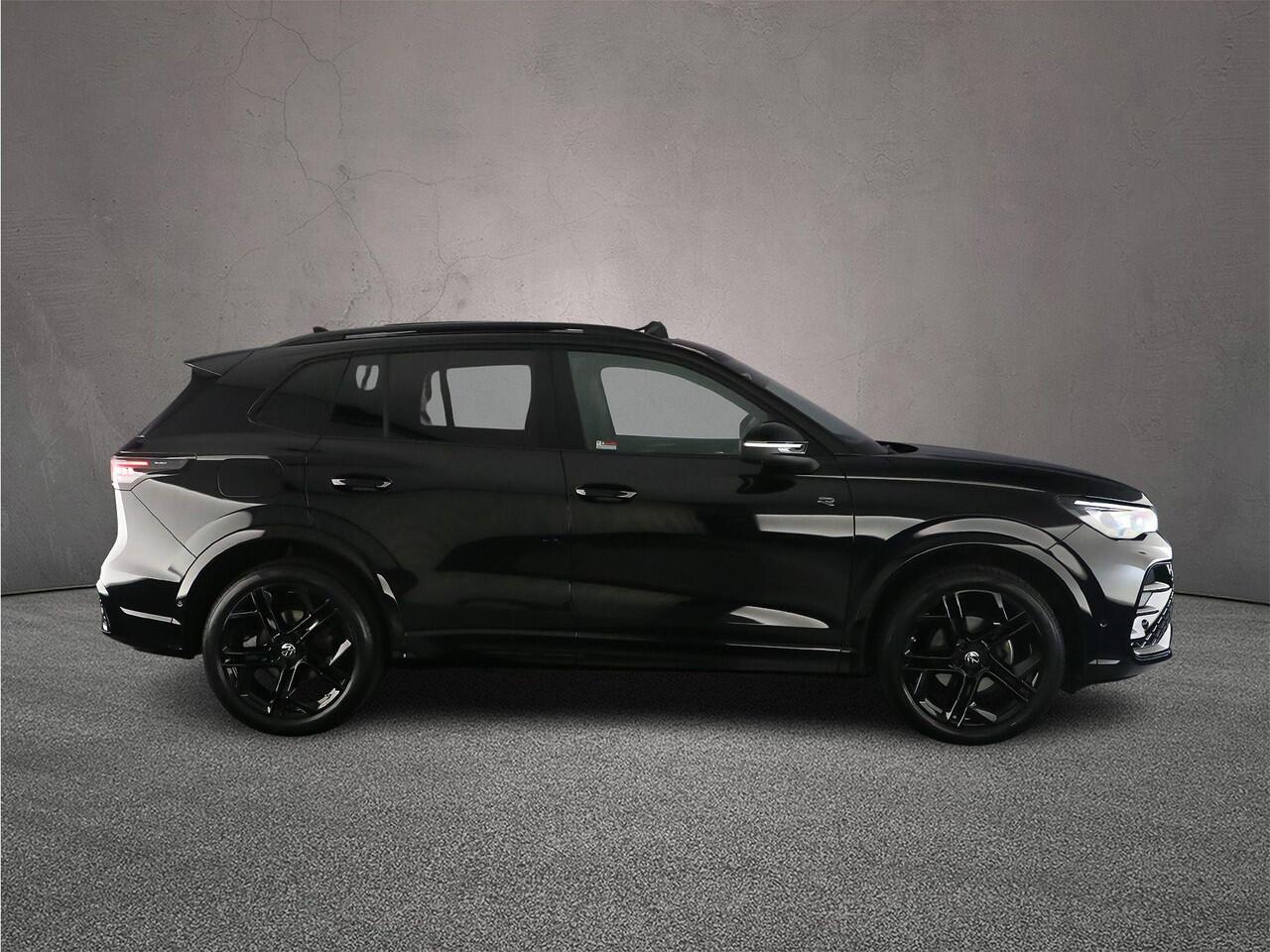 Volkswagen TIGUAN R-Line Edition 1.5 eTSI 150pk DSG Automaat Trekhaak, Harman Kardon audio, Panoramadak, Adaptive cruise control, Black Style, 360 camera, Achteruitrijcamera