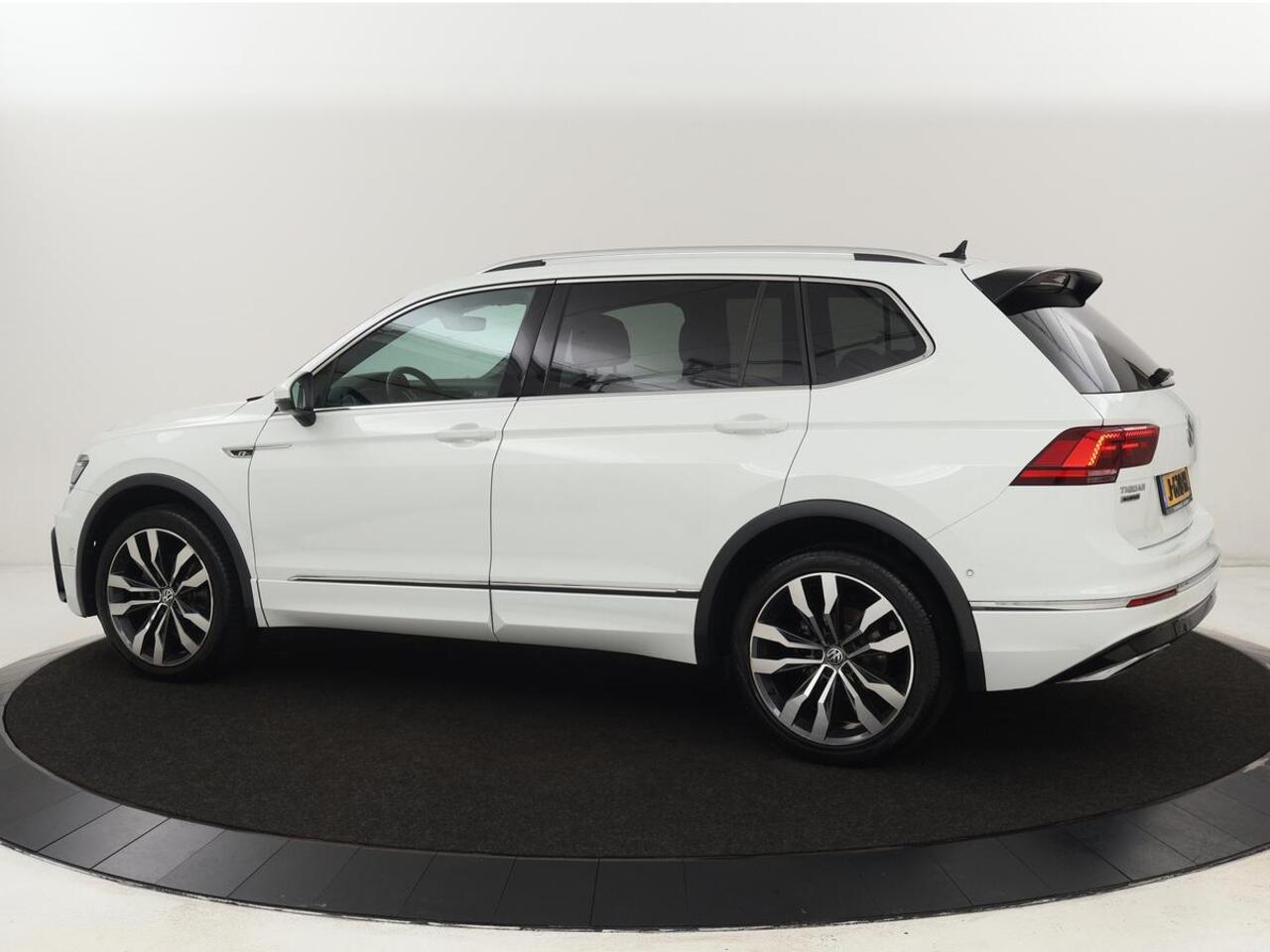 Volkswagen TIGUAN Allspace 1.5 TSI R Line | Stoelverwarming | Camera | Adaptive cruise | Carplay | Navigatie | Full LED | 20'' | Keyless | Park Assist
