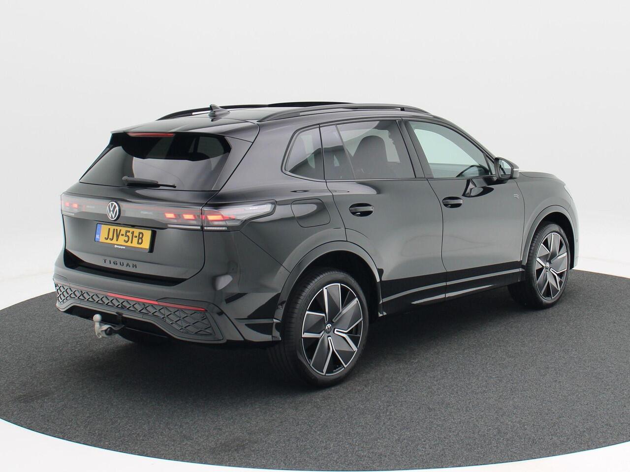 Volkswagen TIGUAN 1.5 eHybrid R-Line Edition 204 PK | Trekhaak | Panoramadak | Adaptieve Cruise Control | Stoel & Stuur Verwarming |