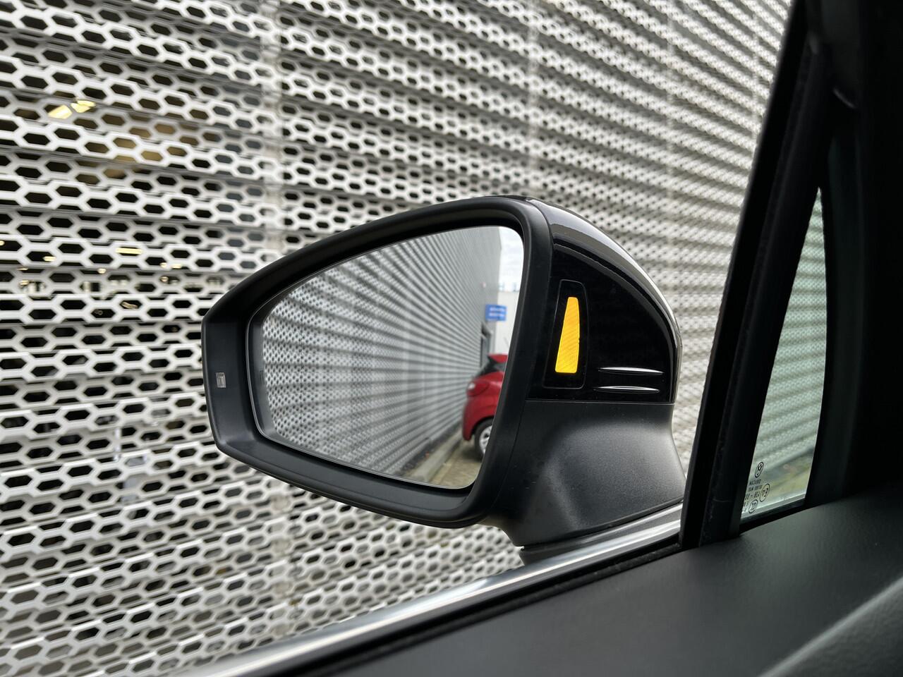 Volkswagen TIGUAN 1.5 TSI R-Line / Digitaal dashboard / Navigatie / App connect / Camera / PDC V+A / Lichtmetaal 19 inch /