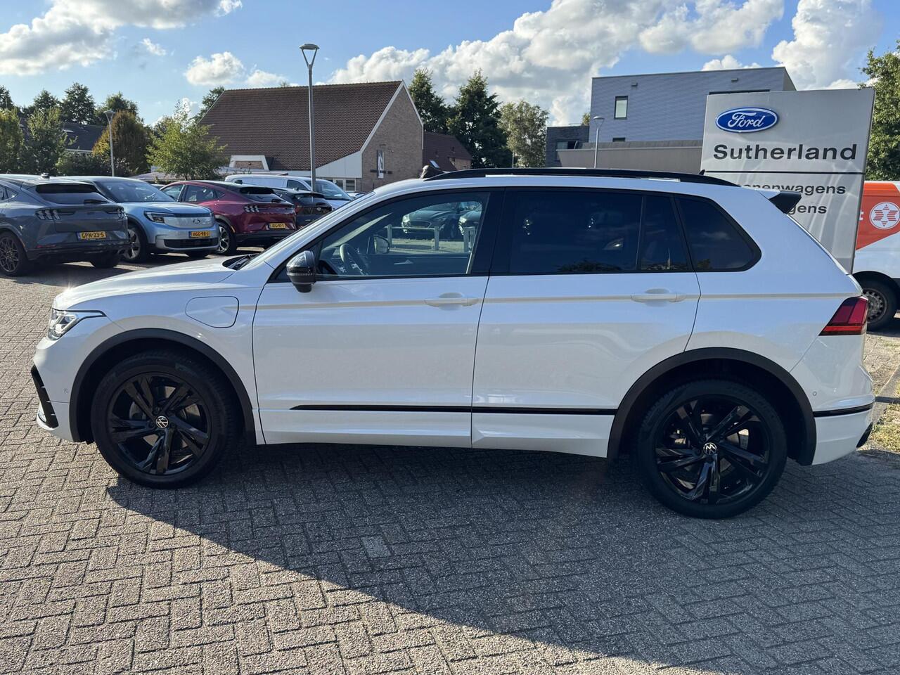 Volkswagen TIGUAN 1.4 TSI eHybrid R-Line Business+ 245pk PHEV | Trekhaak | Panorama dak | Adaptieve Cruise | Achteruitrijcamera | Stoelverwarming | Virtuele cockpit | 1.800kg Trekgewicht !