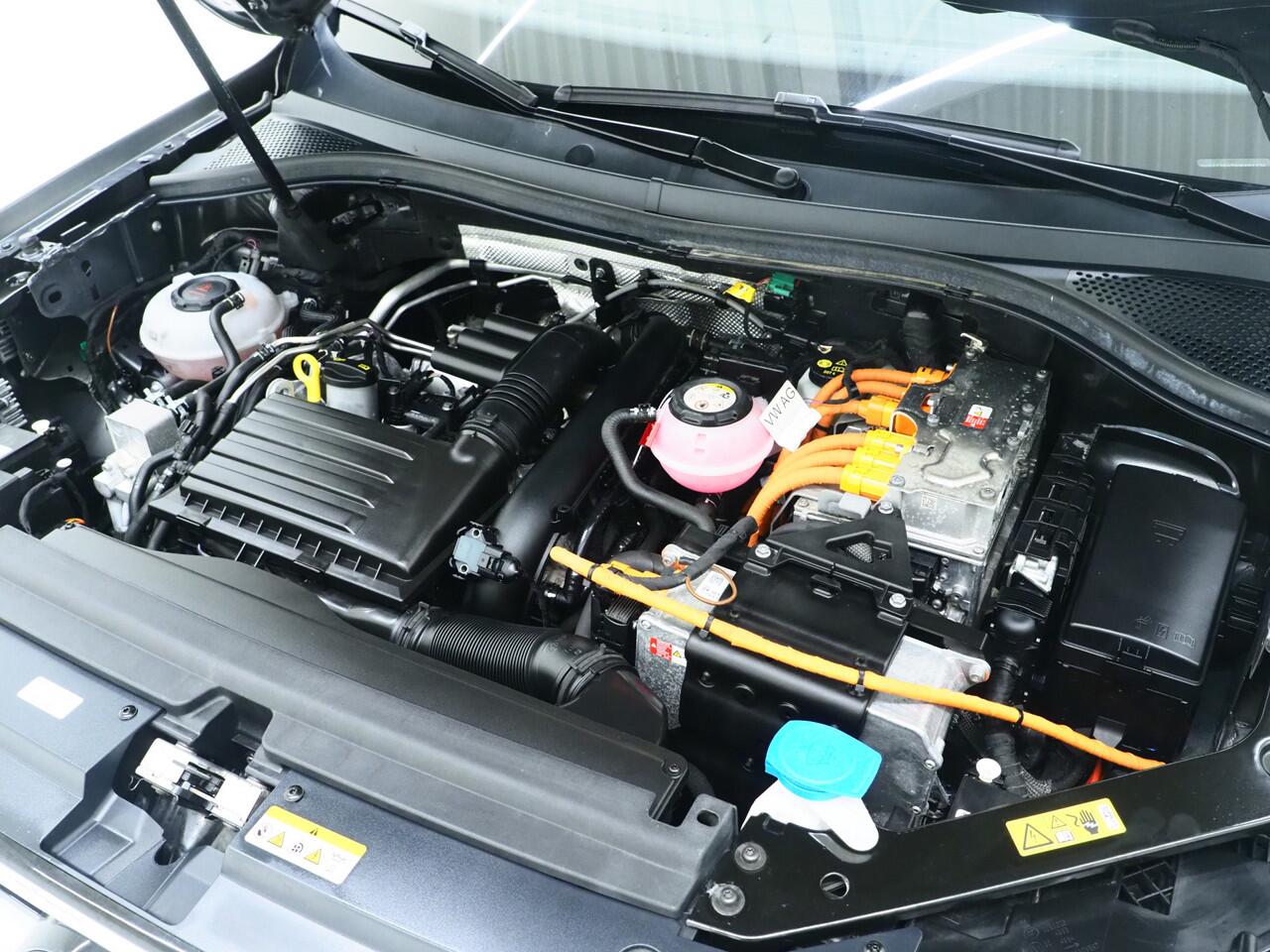 Volkswagen TIGUAN 1.4 TSI eHybrid R-Line Exclusive | Panoramadak | Leder | Head Up | 360 | Adaptive Cruise | Carplay