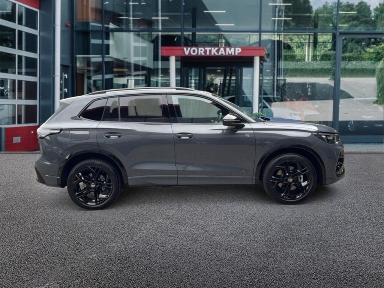 Volkswagen TIGUAN 1.5 TSI EHYBRID 272 PK R-LINE BLACK-OPTIK PANO-DAK/CAMERA/TREKHAAK/NAVI/CARPLAY