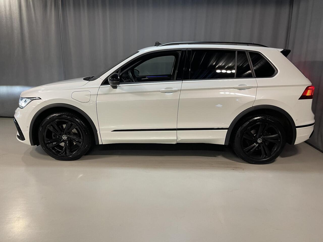 Volkswagen TIGUAN 1.4 TSI eHybrid R-Line Business Black Style 19"/Panoramadak/Trekhaak/Leder + memory/Head-up/Elektrische klep/Dodehoek/Stuur + stoelverwarming/IQ Lights/Adaptieve cruise