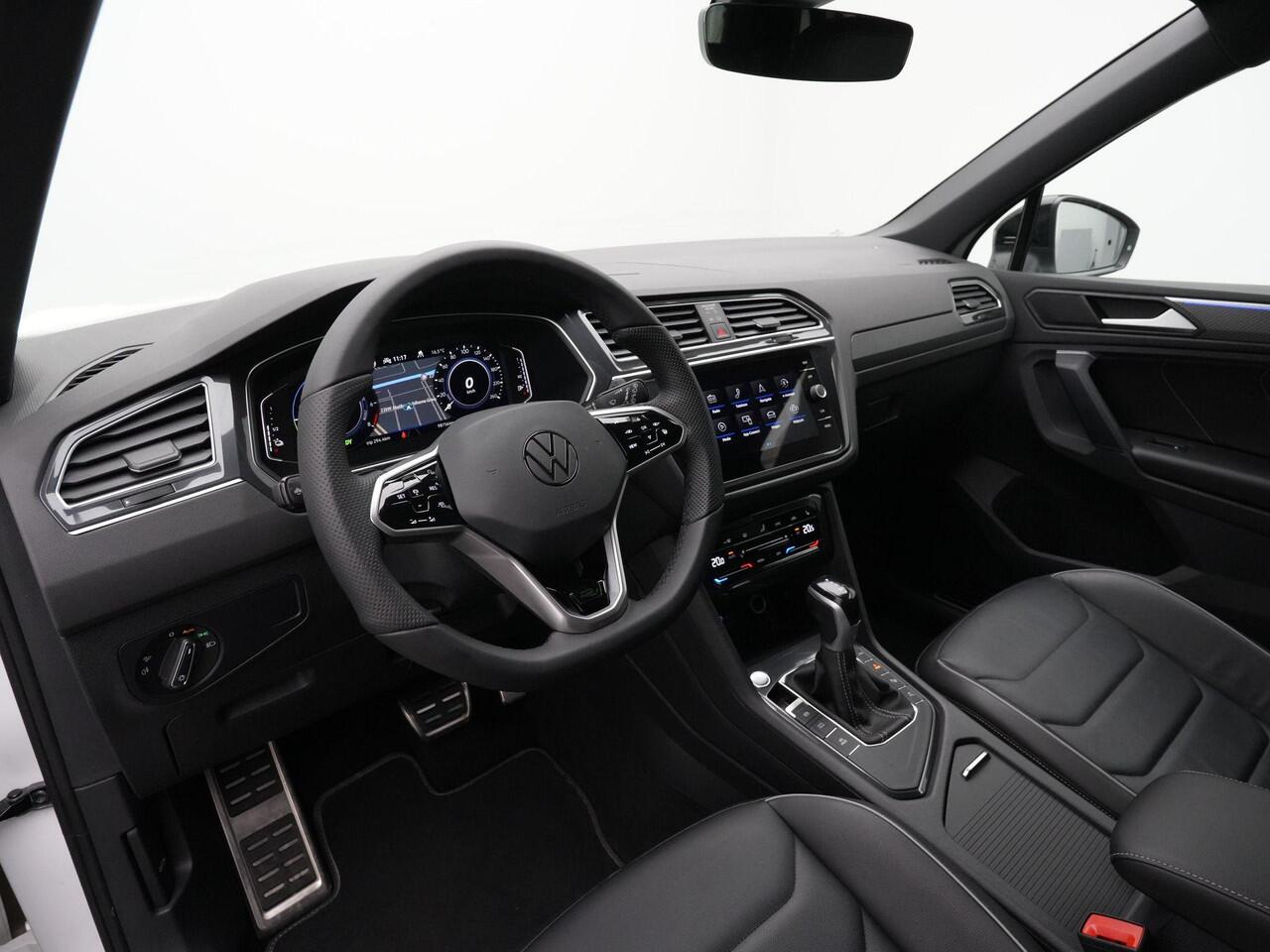 Volkswagen TIGUAN 1.4 TSI eHybrid 245 pk DSG R-Line Business+ | Panoramadak | Leder | Geheugenstoelen | Adaptief onderstel | Rondomzicht camera | IQ Light