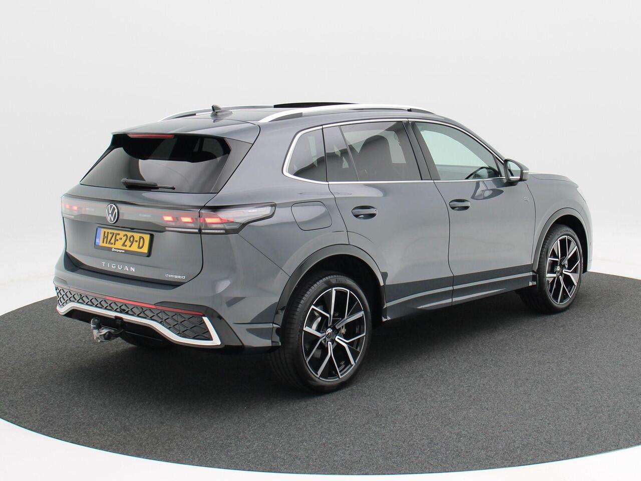 Volkswagen TIGUAN 1.5 eHybrid 272 Pk Automaat R-Line Edition | Panorama Dak | Trekhaak | Massage Stoelen | Camera | Carplay | LED | 20 Inch | 1.274 Km!!