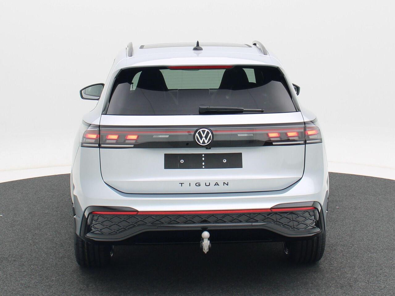 Volkswagen TIGUAN R-Line Edition 1.5 eHybrid 204 PK | Trekhaak | Panoramadak | Adaptief Onderstel | Black Style |