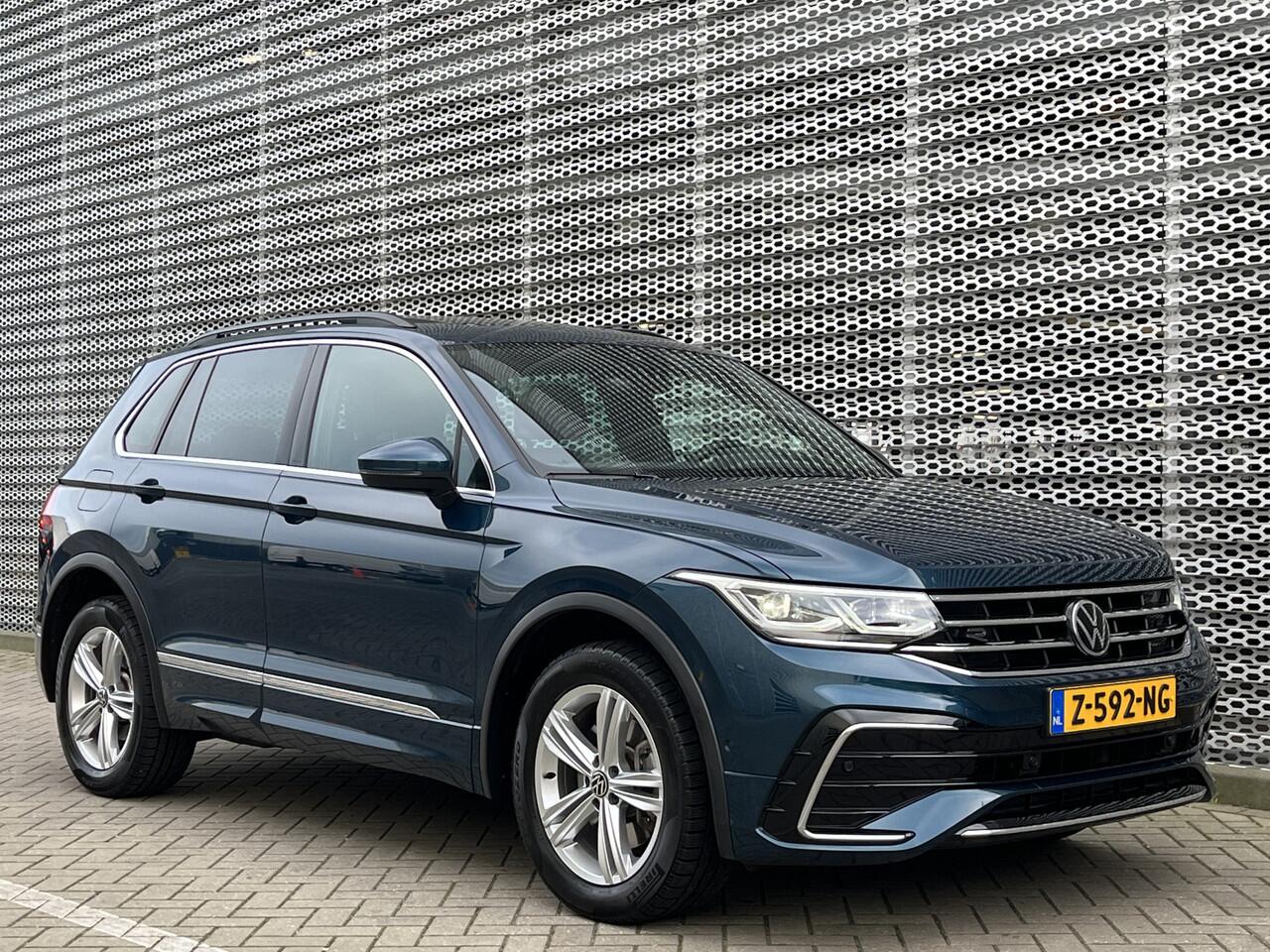 Volkswagen TIGUAN 1.4 TSI eHybrid R-Line Business+ / Pano / Head-up / Camera / Parkeersensoren V+A / Navigatie / App connect / Zwenkbare trekhaak /