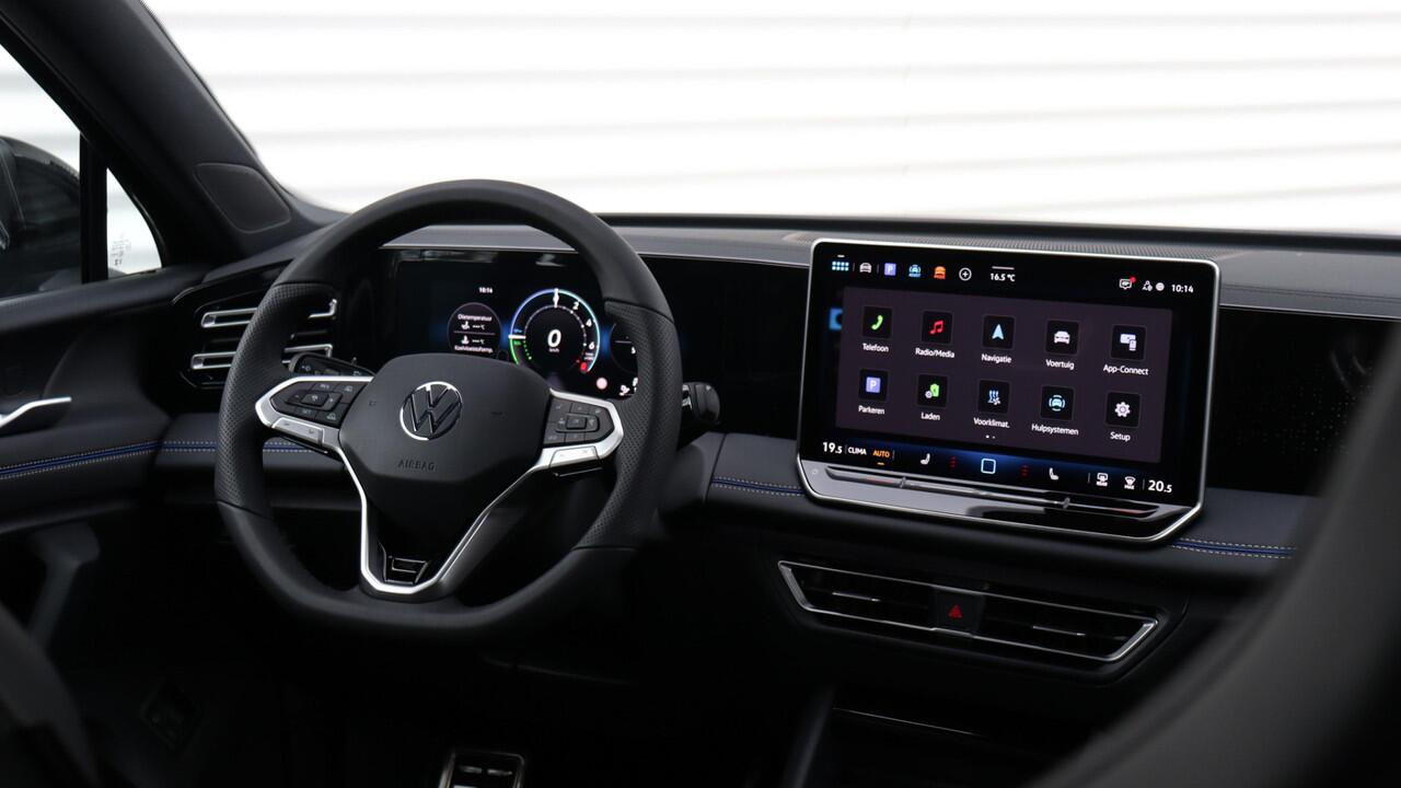 Volkswagen TIGUAN 1.5 eHybrid R-Line Edition | Massage | Panoramadak | Black Style Package | Trekhaak