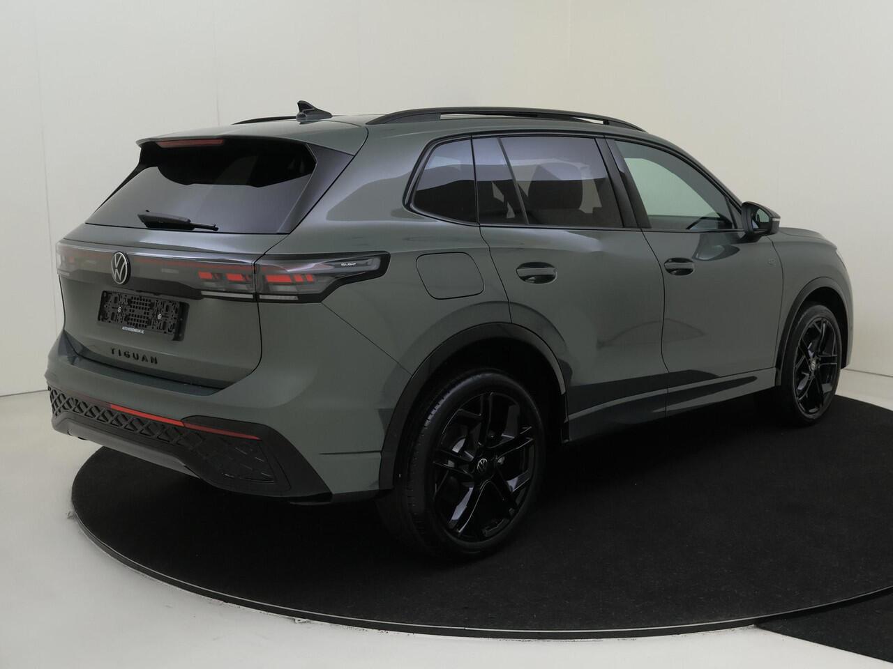 Volkswagen TIGUAN R-Line Edition - eHybrid | 'App-Connect' draadloze smartphone integratie | Automatische afstandsregeling (Adaptive Cruise Control) | Black Style Pakket