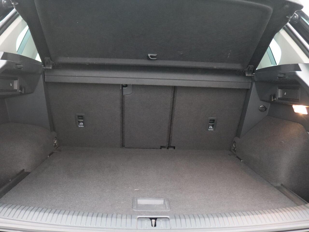 Volkswagen TIGUAN 1.5 TSI Elegance 150PK DSG 360gr. Camera, Keyless, Navi Pro, Matrix LED-verlichting, Stoelverwarming, Trekhaak, 19" LM Velgen, Adaptieve Cruise Control