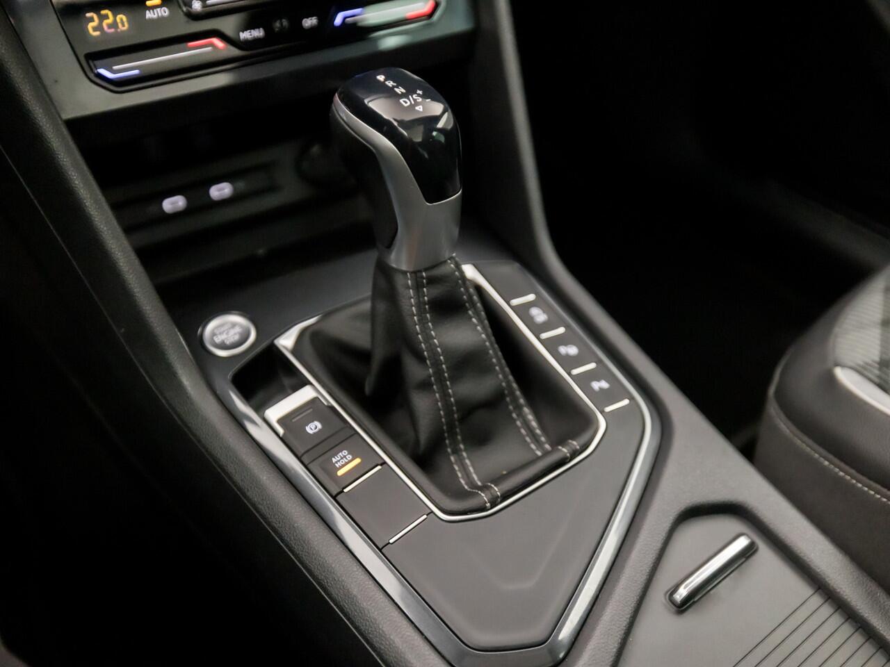 Volkswagen TIGUAN 1.5 TSI R-Line Sport 150Pk Automaat (2X R-LINE, PANORAMADAK, NIEUW MODEL, VIRTUAL COCKPIT, IQ LIGHT, HEAD-UP DISPLAY, DYNAMISCHE KNIPPERLICHTEN, APPLE CARPLAY, CAMERA, KEYLESS, NIEUWSTAAT)