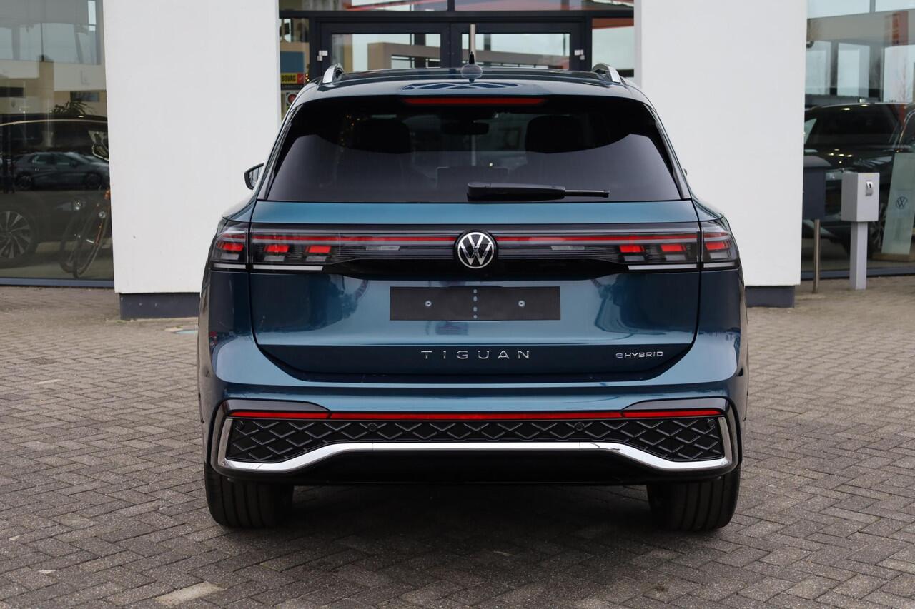 Volkswagen TIGUAN 1.5 eHybrid R-Line Edition 272PK / 200kW LED Matrix IQ.Light, rondomzichtcamera, Apple Carplay & Android Auto, elektr. bedienbaar panoramadak, voorstoelen verwarm- en ventileerbaar met massagefunctie, achteruitrijcamera, elektr. uitklapbare trekhaak met a