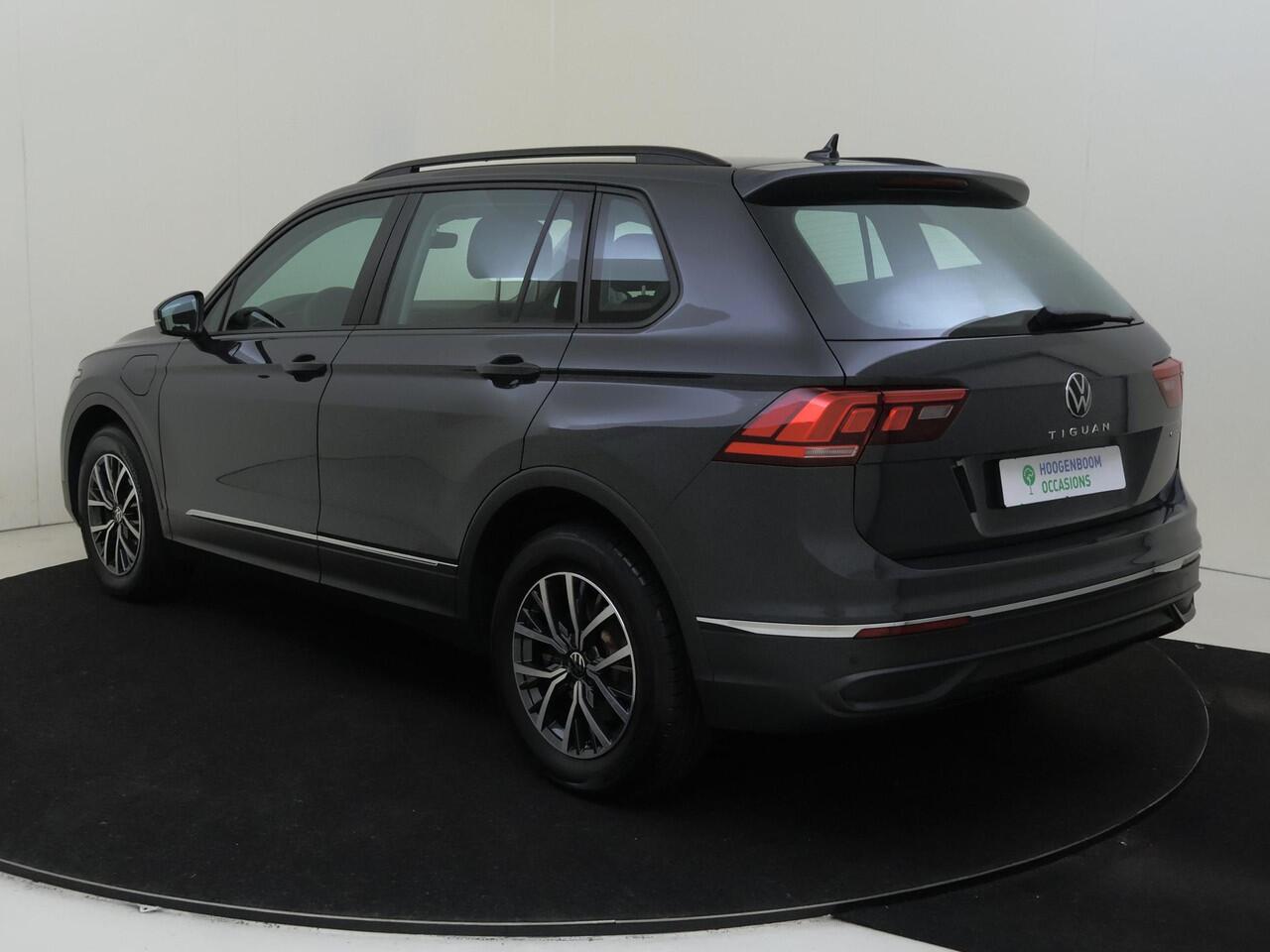 Volkswagen TIGUAN 1.4 TSI eHybrid Life | Trekhaak | Stoel- en stuurwielverwarming | 3-zone airco | CarPlay | Digital cockpit Pro | Adaptieve cruise control | Parkeersensoren |
