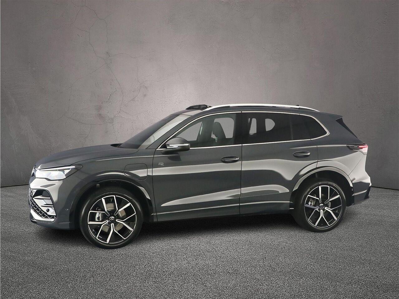 Volkswagen TIGUAN R-Line Edition 1.5 TSI eHybrid 272pk DSG Automaat Trekhaak, Panoramadak, Adaptive cruise control, Achteruitrijcamera, Navigatie, Elektrische achterklep