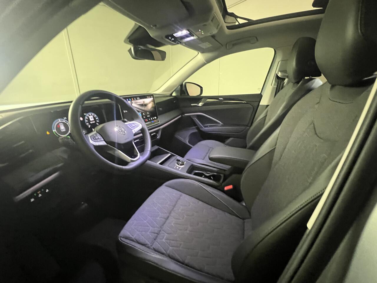 Volkswagen TIGUAN 1.5 eHybrid 204PK Edition NIEUW !!!!!!!!!! RIJKLAAR HUD / stoel en stuurverw. / panorama schuifdak / keyless start , entry / camera