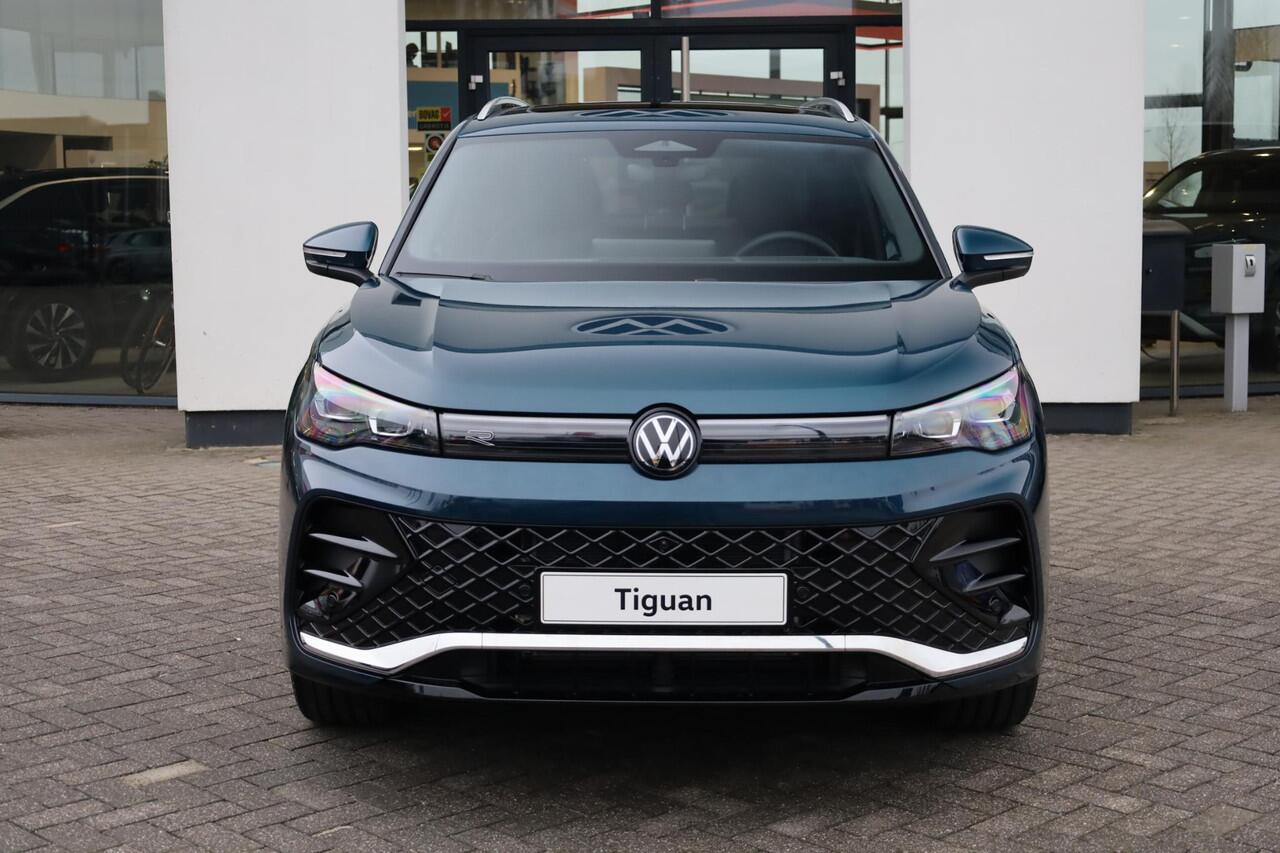 Volkswagen TIGUAN 1.5 eHybrid R-Line Edition 272PK / 200kW LED Matrix IQ.Light, rondomzichtcamera, Apple Carplay & Android Auto, elektr. bedienbaar panoramadak, voorstoelen verwarm- en ventileerbaar met massagefunctie, achteruitrijcamera, elektr. uitklapbare trekhaak met a