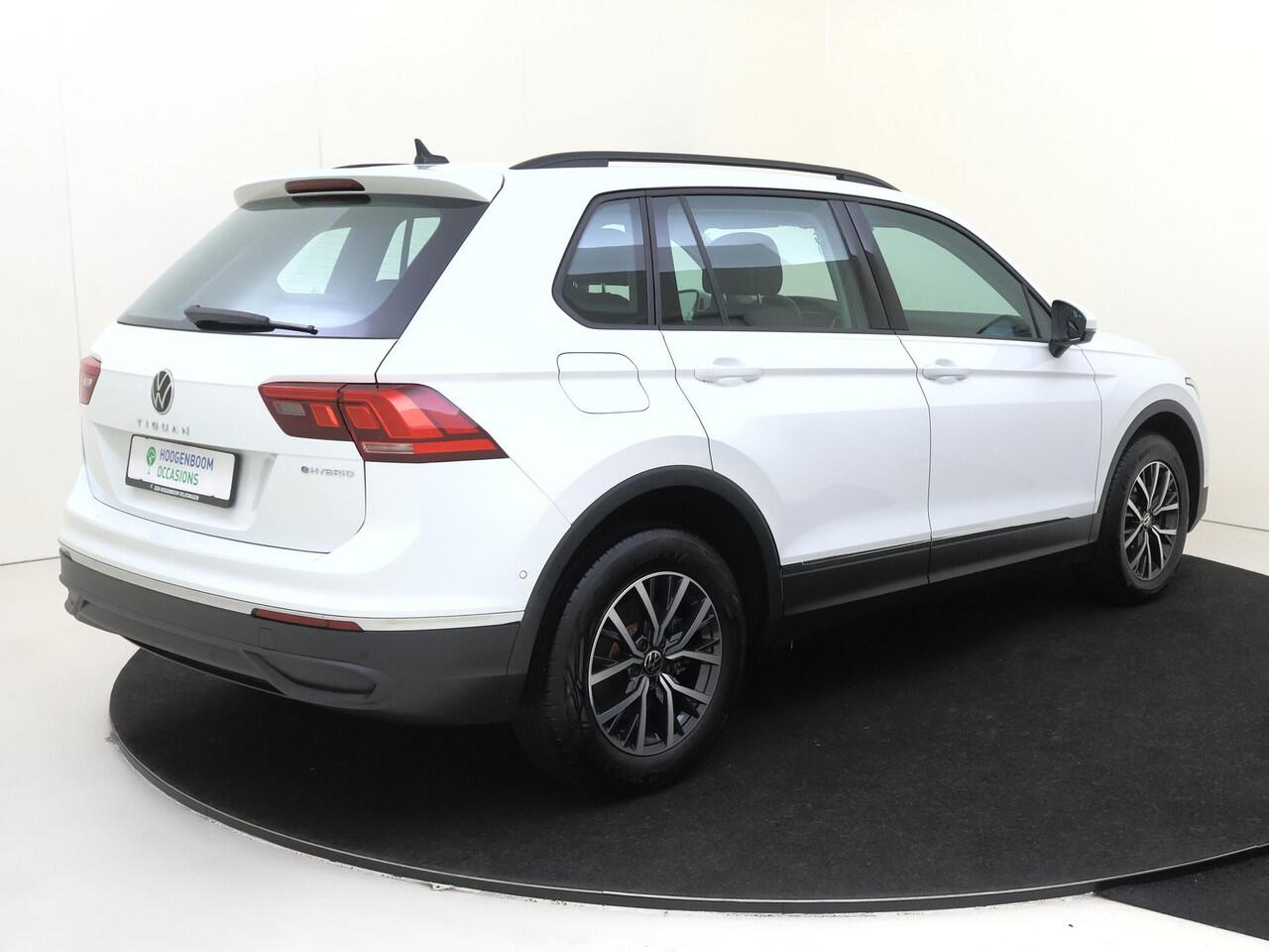 Volkswagen TIGUAN 1.4 TSI eHybrid Life | SoH 99% | Trekhaak | Parkeerassistent | Digital cockpit Pro | Adaptieve cruise control | Dodehoek detectie | Navigatie | Stoel- en stuurwielverwarming |