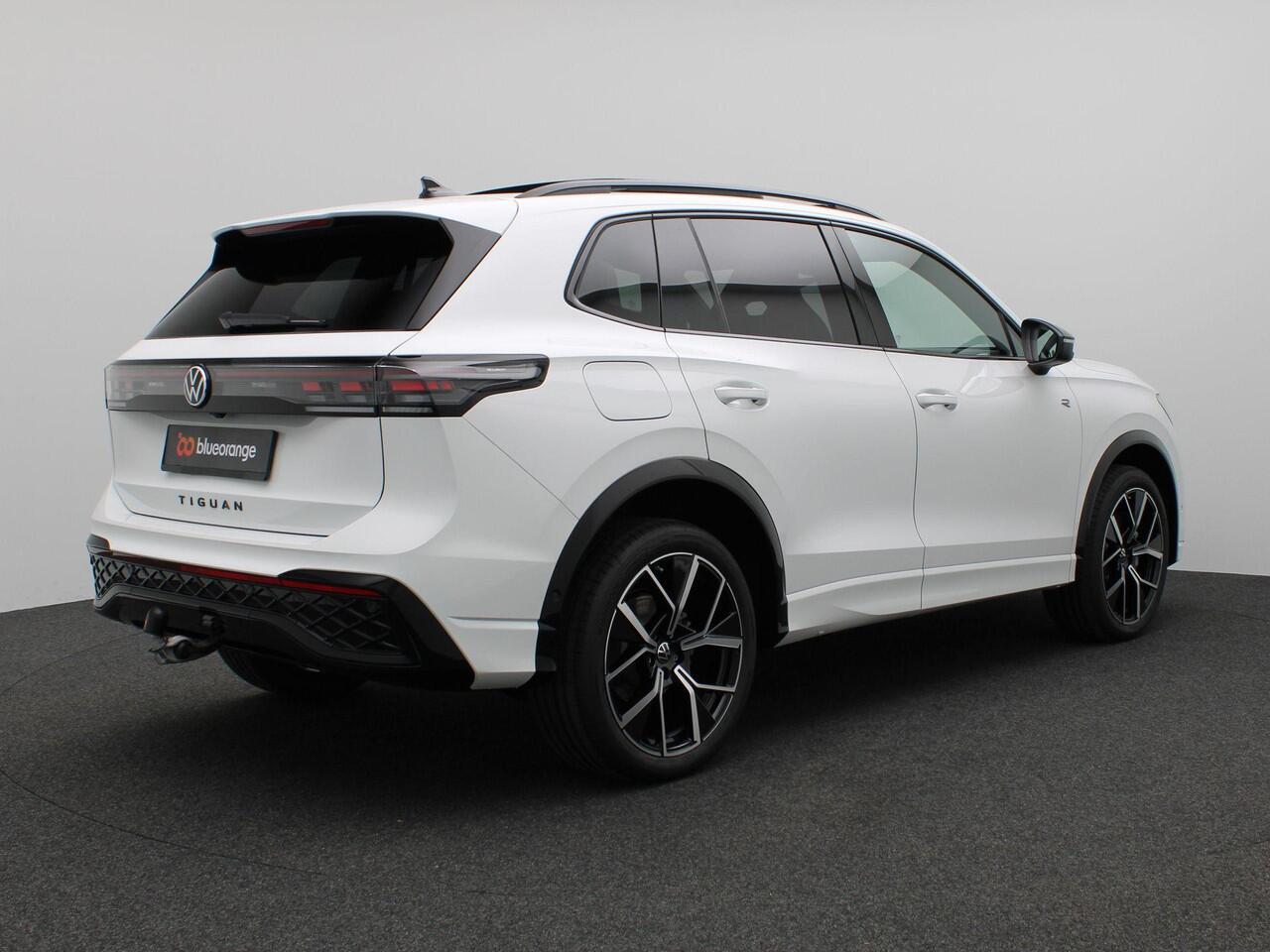 Volkswagen TIGUAN 1.5 eHybrid R-Line Edition 272PK DSG Black Style, Trekhaak, Pano-Schuifdak, Achterruitrijcamera, Keyless, Side Assist, Navi via Apple Carplay/Android Auto, 20" LM Velgen, Adaptieve Cruise Control, Stoel-Stuurverwarming, Elektr. Achterklep